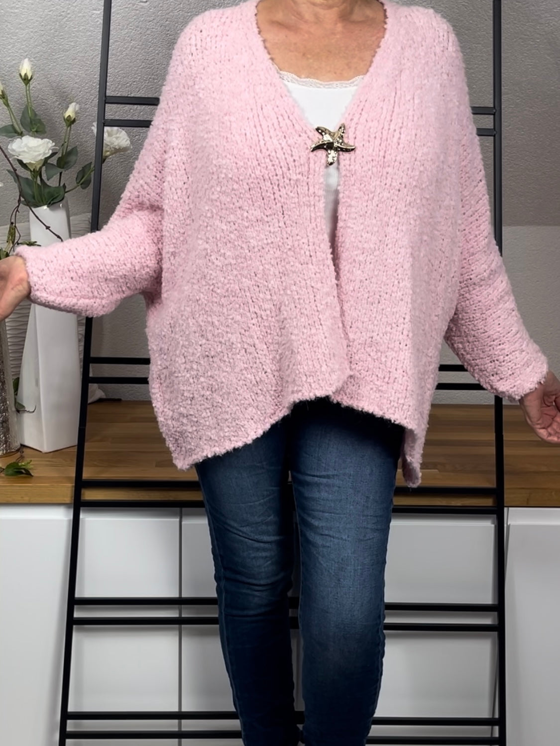 !!!AKTION!!!                           Damen „Boucle“ Strickjacke mit Brosche und Alpaka Einheitsgrösse Gr. 38 - 46 in 4 Farben