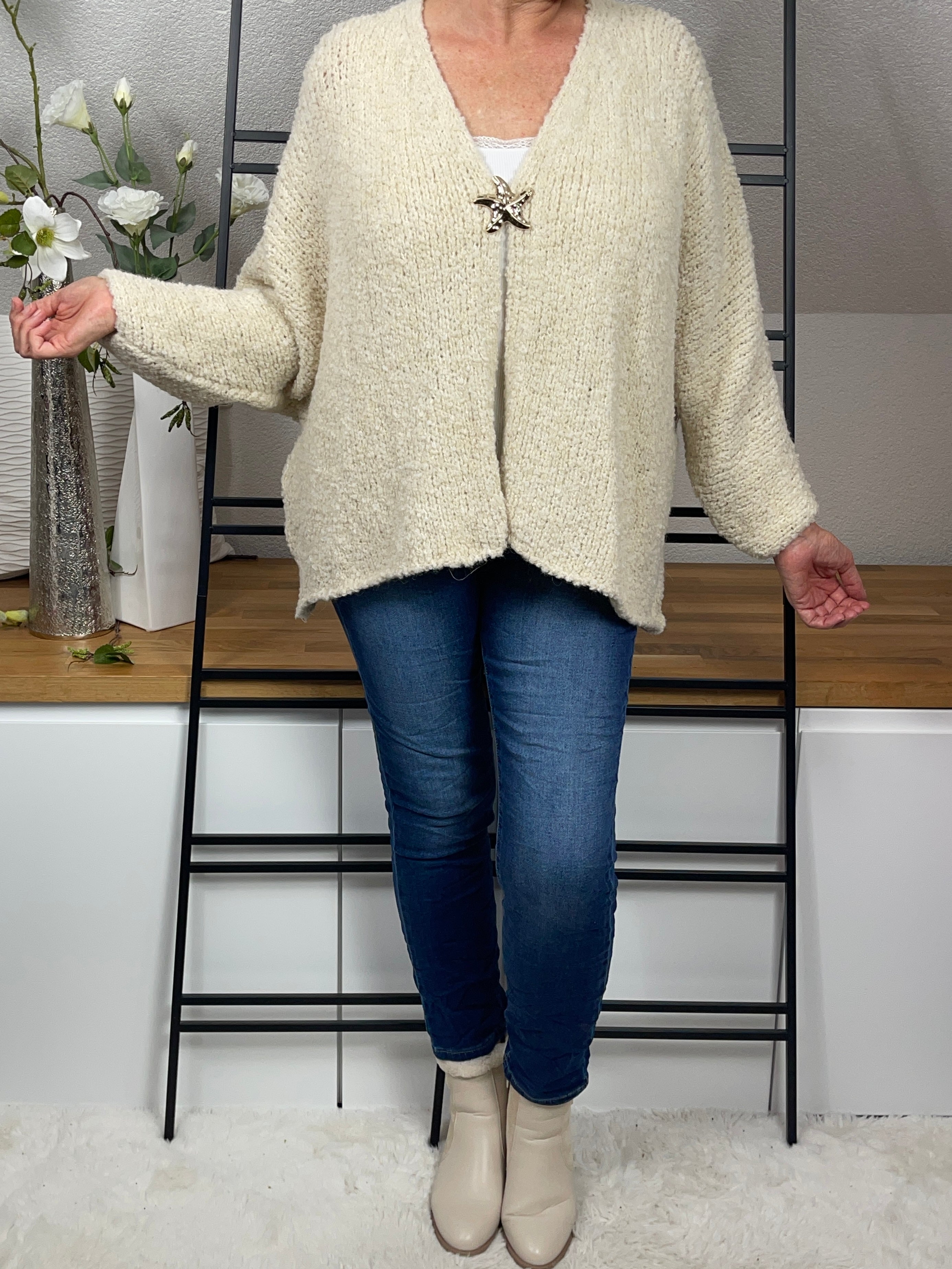 !!!AKTION!!!                           Damen „Boucle“ Strickjacke mit Brosche und Alpaka Einheitsgrösse Gr. 38 - 46 in 4 Farben