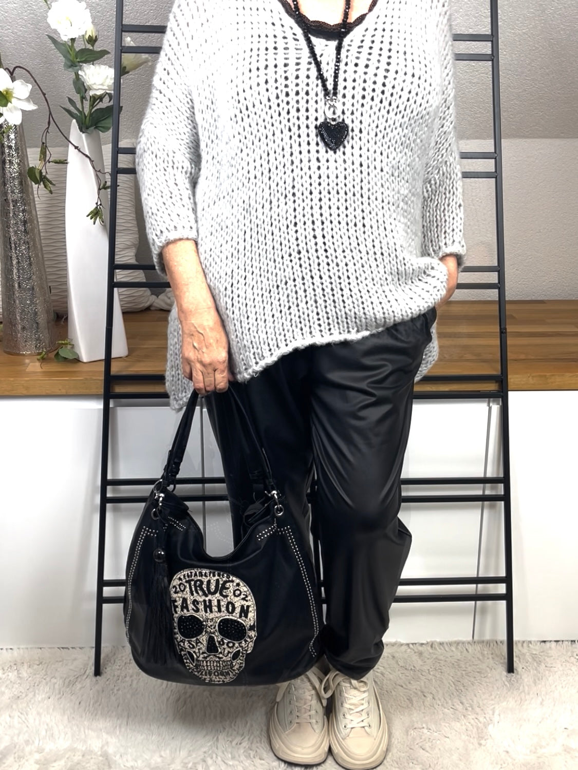 Damen Jogpant „Kunstleder“ Gr. 44 -52 in schwarz