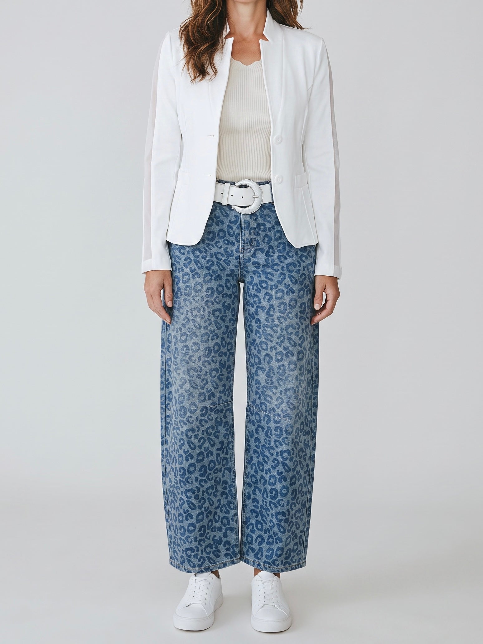 Eleganter leicht taillierter Blazer mit seitlichen Gallonstreifen in weiß