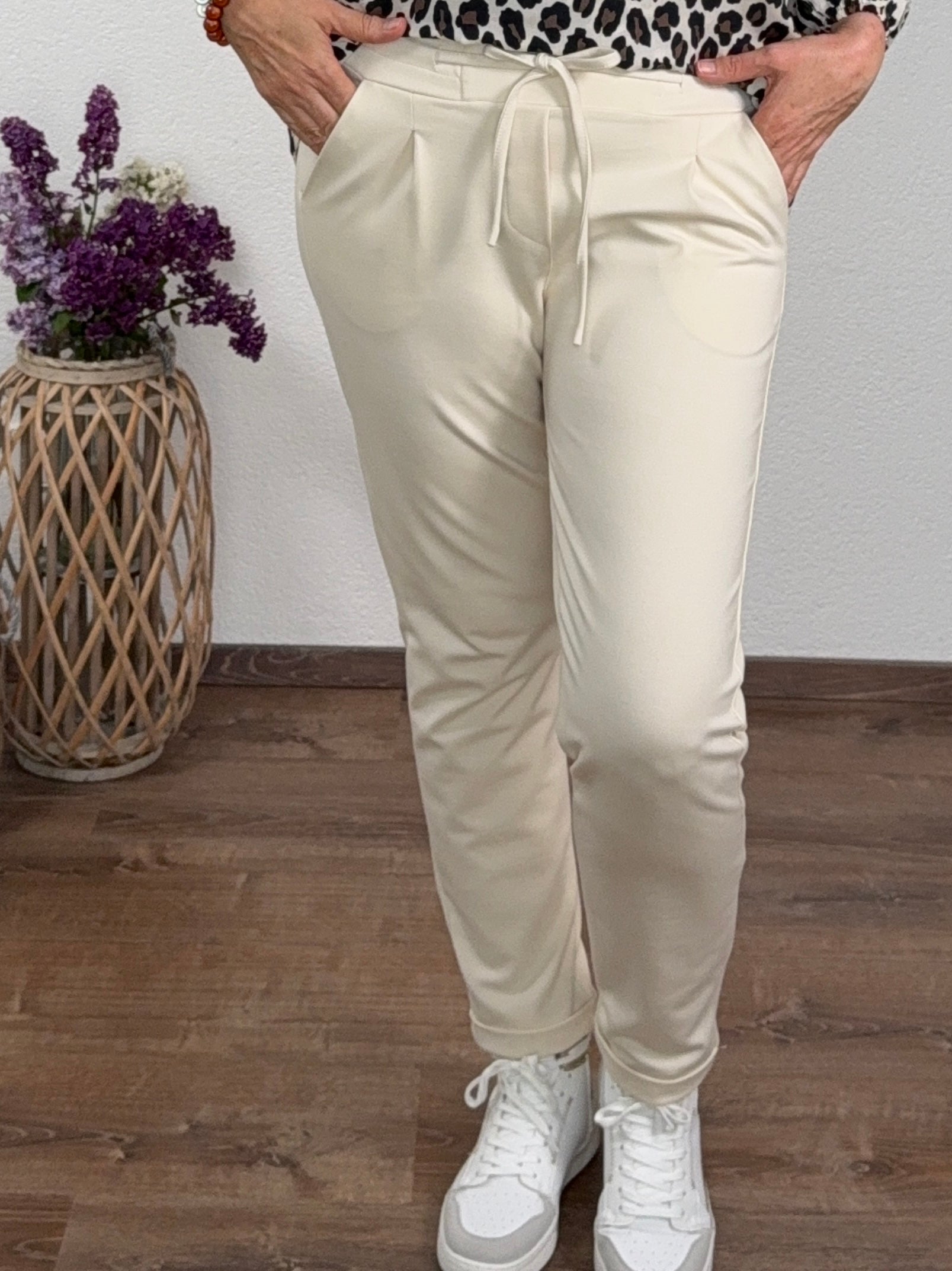 Jogpant mit Umschlag von „Esvivid“ in champagner