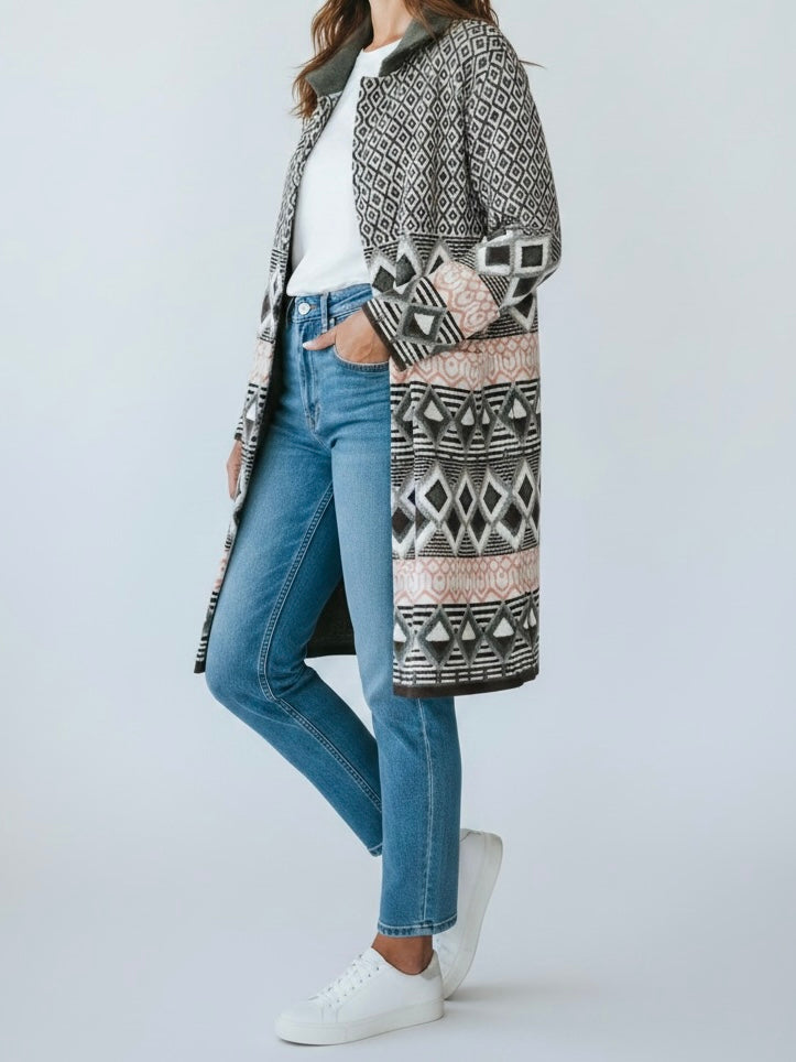Warmer Strickmantel mit graphischem Muster in 2 Farben