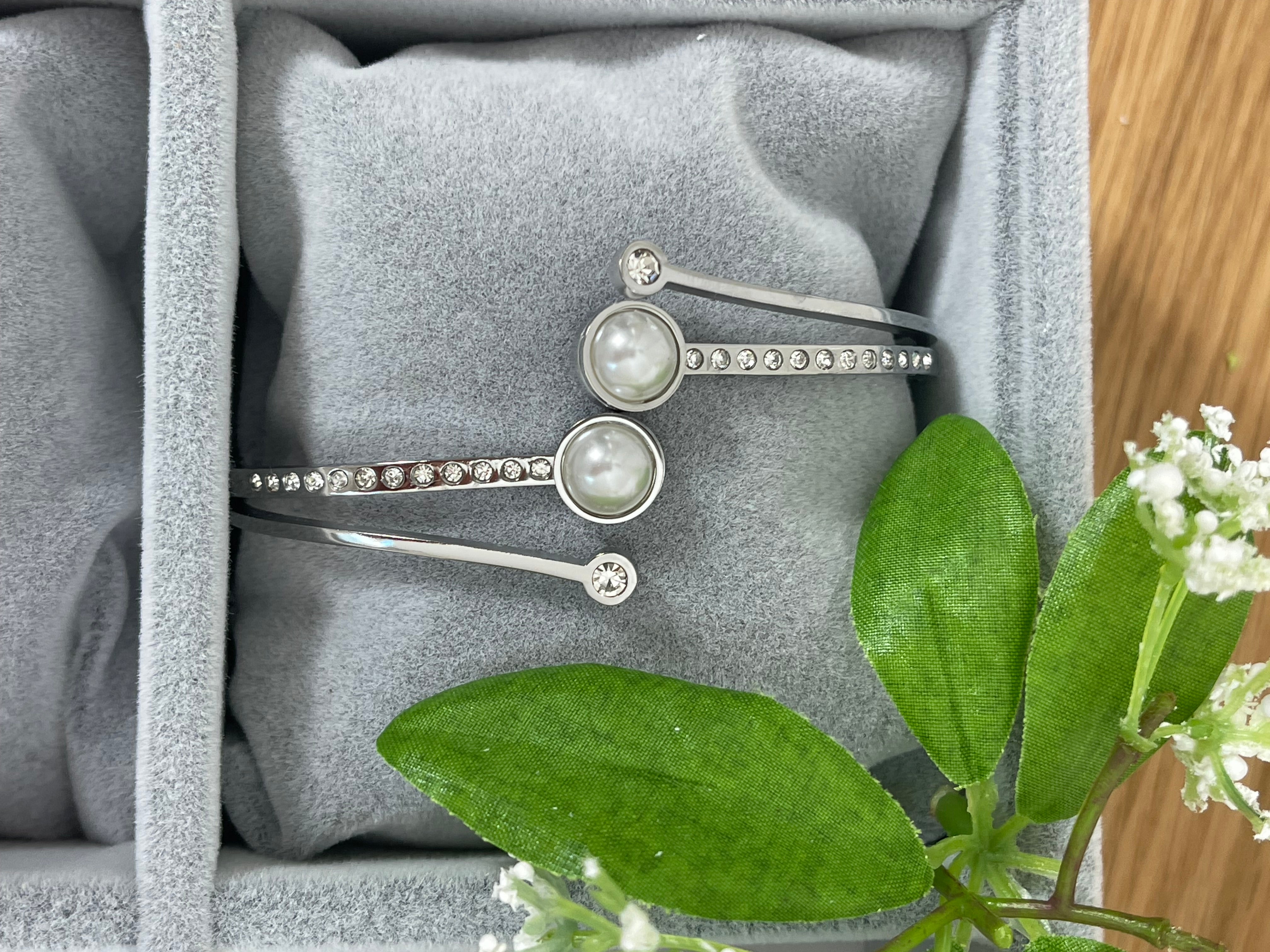 Damenarmreif aus Edelstahl mit Magnetverschluss, auf einem weichen Stoff liegend, in verschiedenen Designs, flexibles Design, passt sich verschiedenen Handgelenksgrößen an
“Damenarmreif aus Edelstahl mit Magnetv