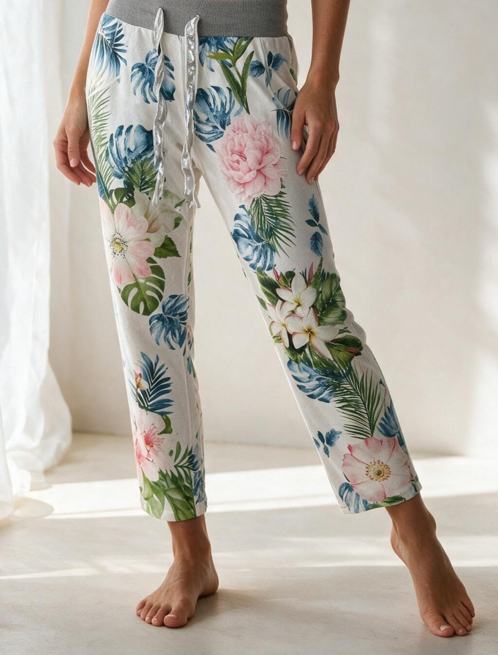 Jogpant mit floralem Print und Glanzkordel in Weiß Bunt