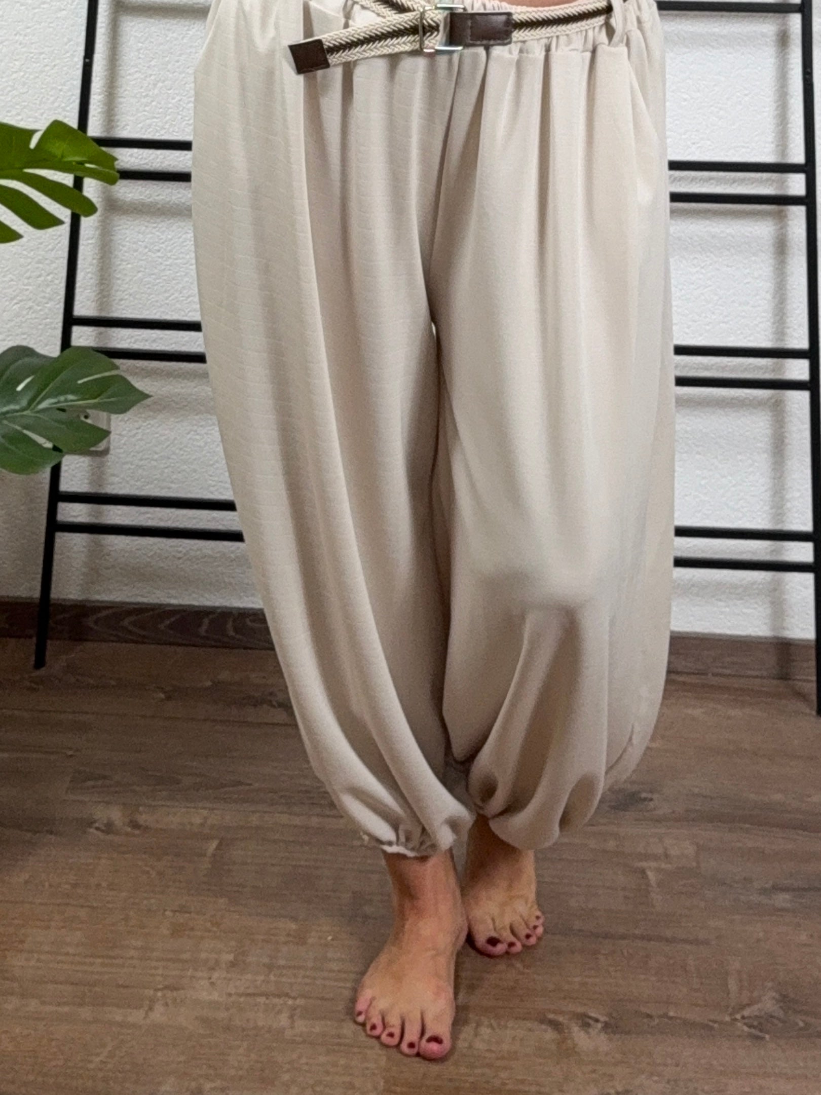 Elegante Haremshose mit Kordel und Gürtel in beige