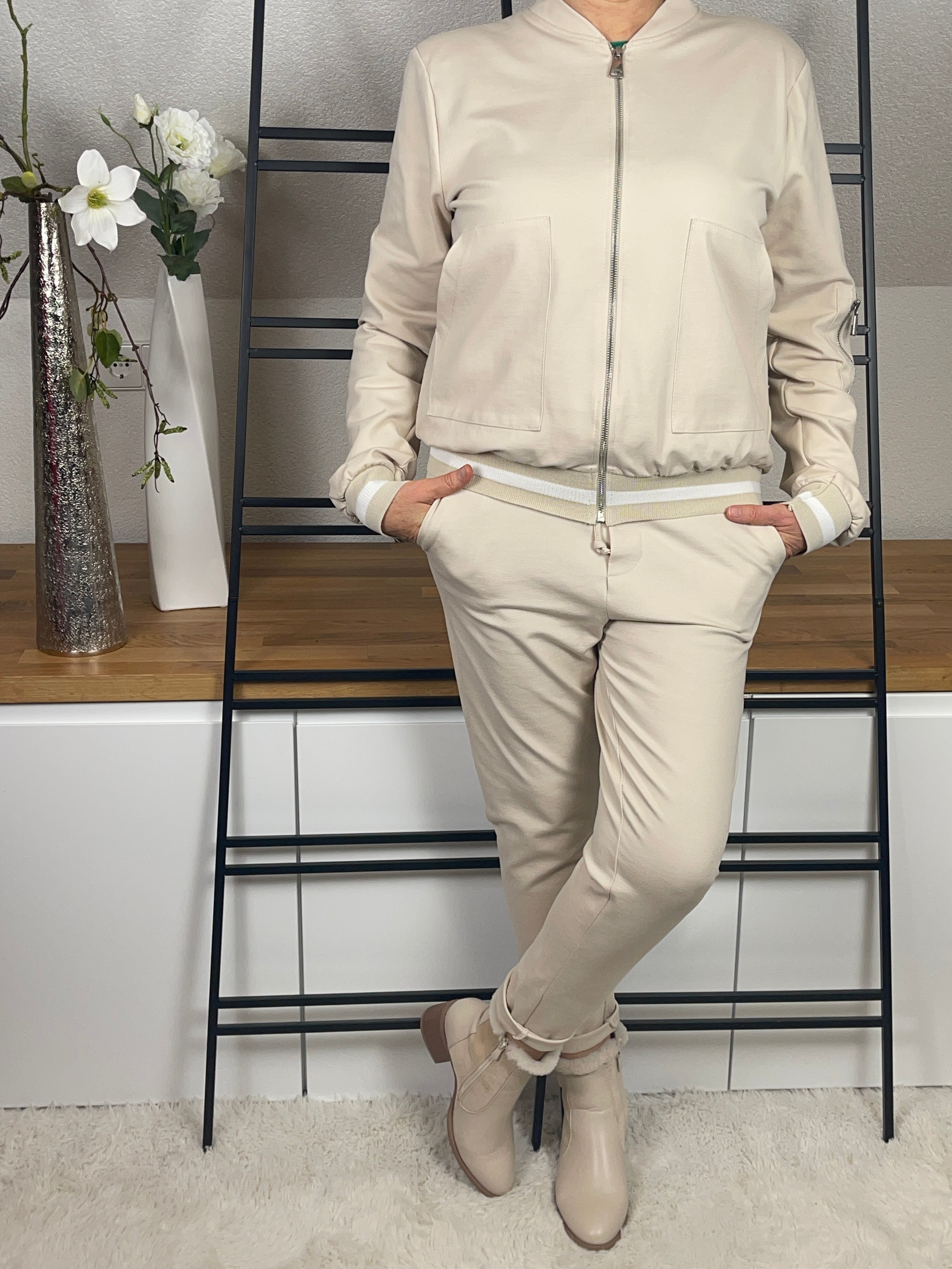 Damen - Blouson mit weißen Streifen - passend zum Hosenanzug „Tessa“ in hellbeige