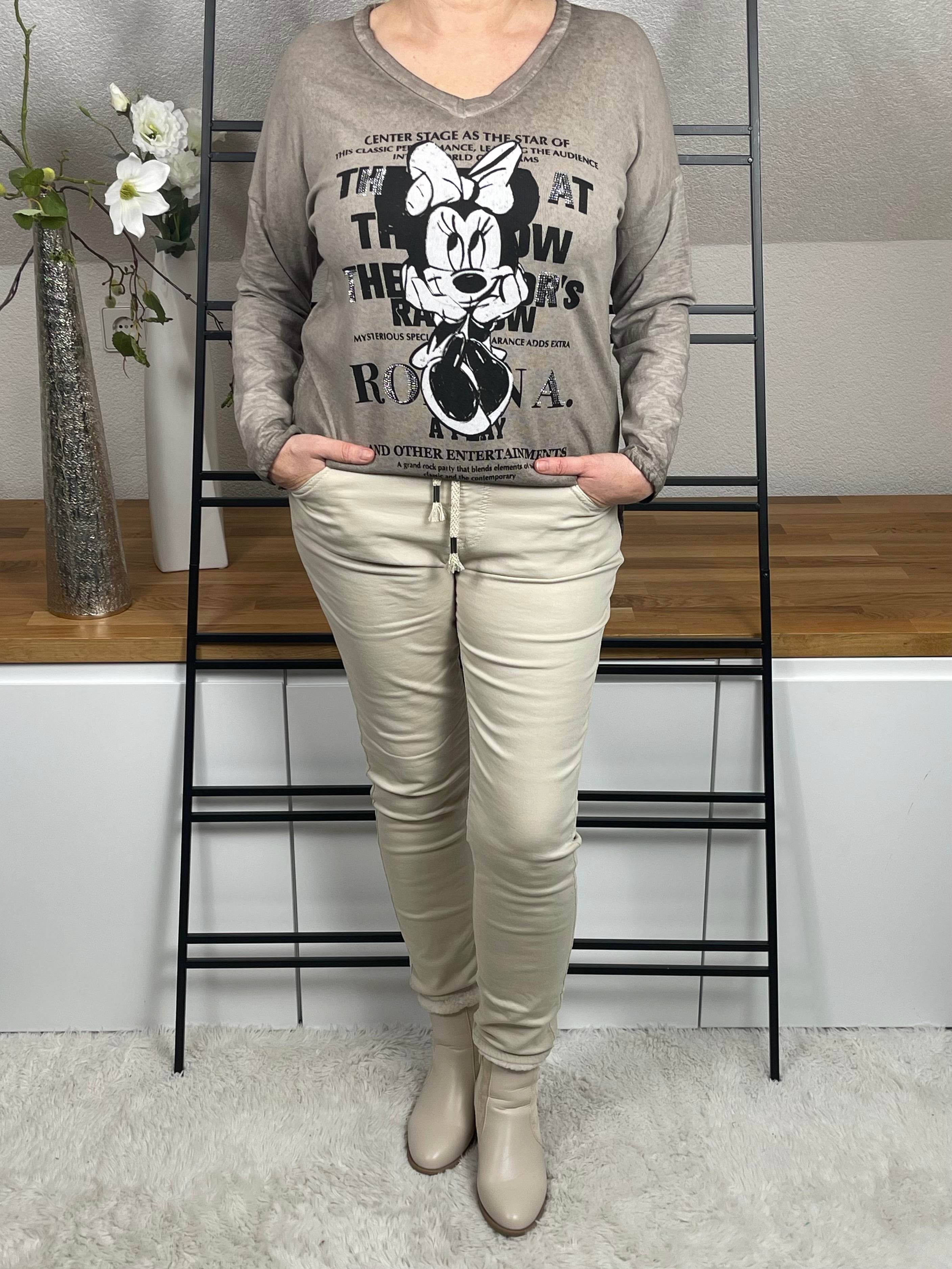 Mickey -Mouse Damenshirt langarm,  aus 100 % Baumwolle mit V-Ausschnitt, Micki Druck sowie Glitzer- und Pailletten-Details, in taupe, Frontansicht