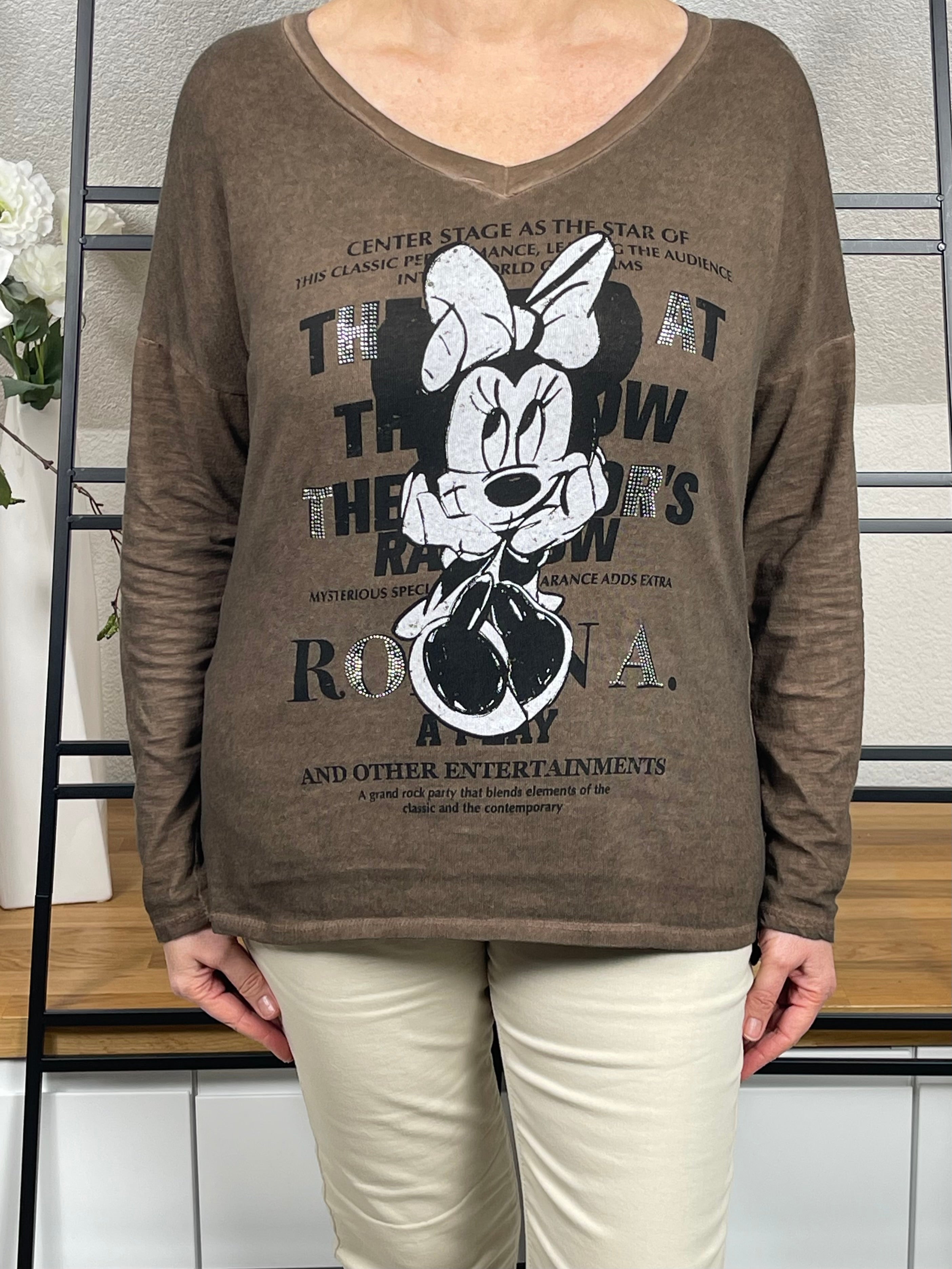 Detailaufnahme des Mickey - Mouse Damenshirts - langarm:Hochwertiger Baumwollstoff mit Mickey-Druck, funkelnden Glitzer- und Pailletten-Details, in schoko