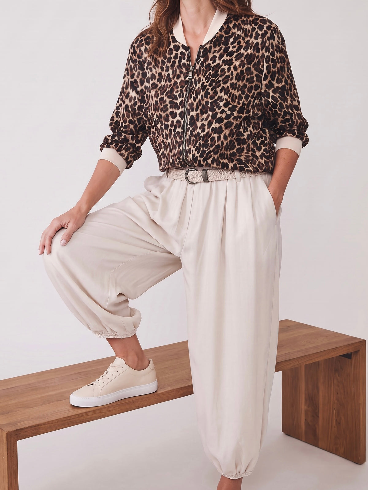 Elegante Ballonhose mit elastischem Bund und Gürtel in hellbeige
