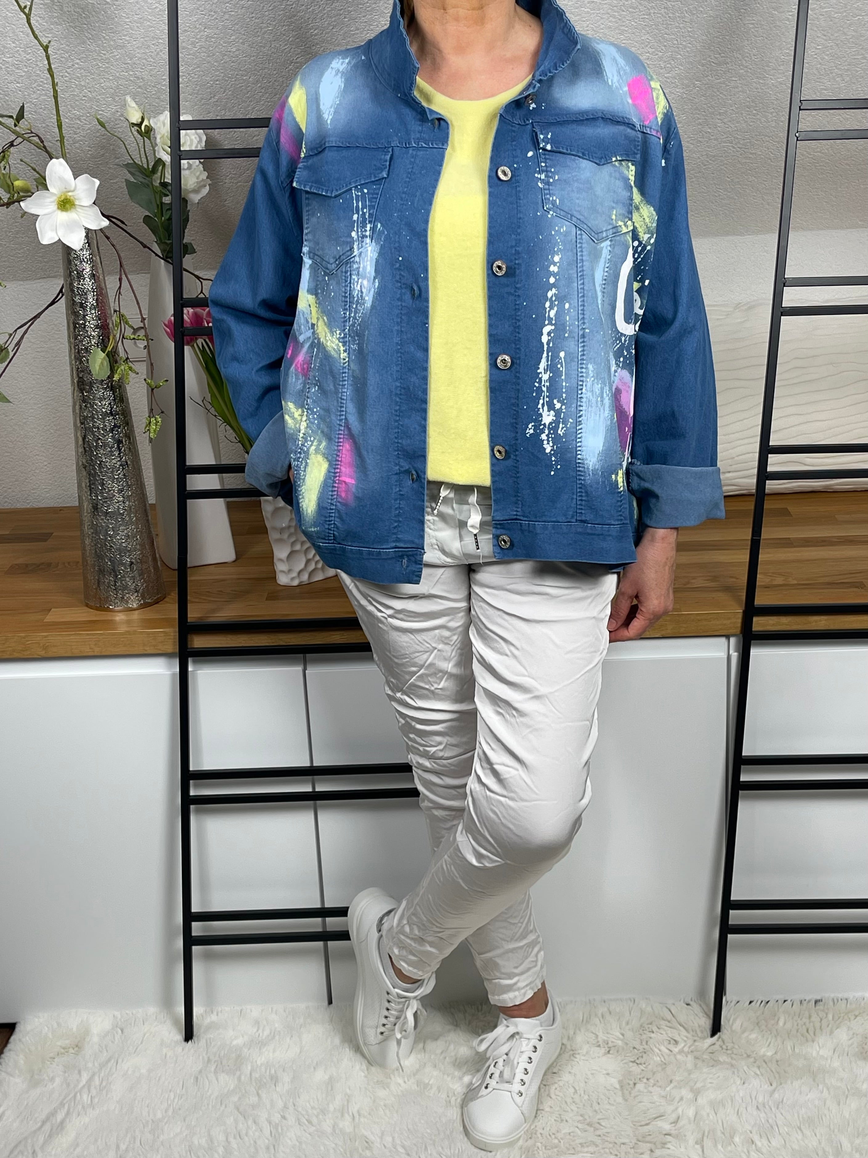 !!!!KEINE RETOURE MÖGLICH!!!!Leichte Damen - Jeansjacke mit „ Special Print“ Einheitsgrösse Gr. 44 - 48 in blau - bunt
