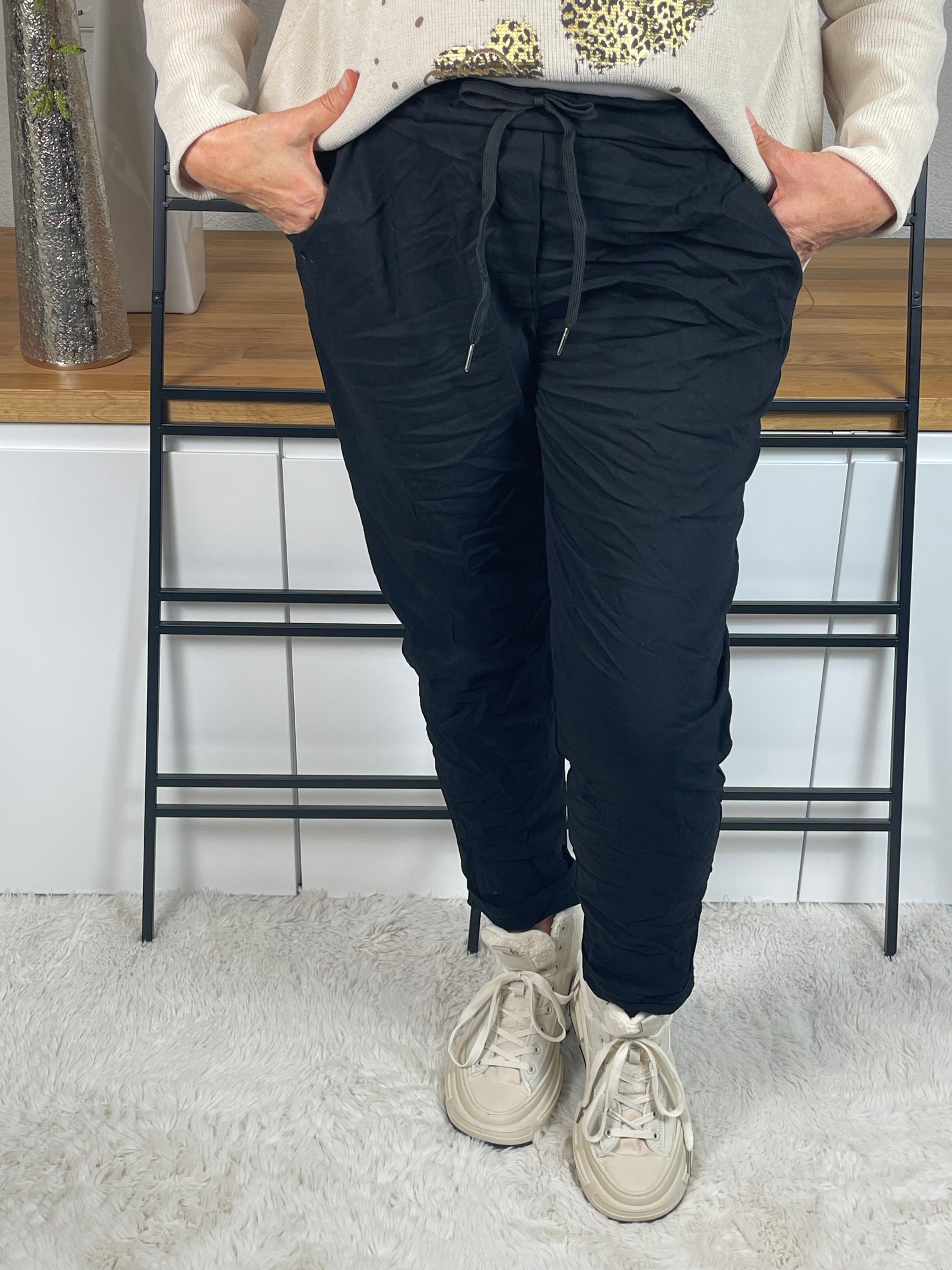 
	1.	Basic Jog-Pant Schwarz
	2.	Jog-Pant bis Größe 48
	3.	Schwarze Jog-Pant große Größen
	4.	Damen Jog-Pant Schwarz
	5.	Jog-Pant XXL Damen
	6.	Schwarze Jog-Pant Plus Size
	7.	Bequeme Jog-Pant Damen
	8.	Stylische Jog-Pant in Schwarz
	9.	Jog-Pant für Freizeit Damen
	10.	Jog-Pant große Größen Schwarz
	11.	Schwarze Basic Jog-Pant Damen
	12.	Jog-Pant elastischer Bund
