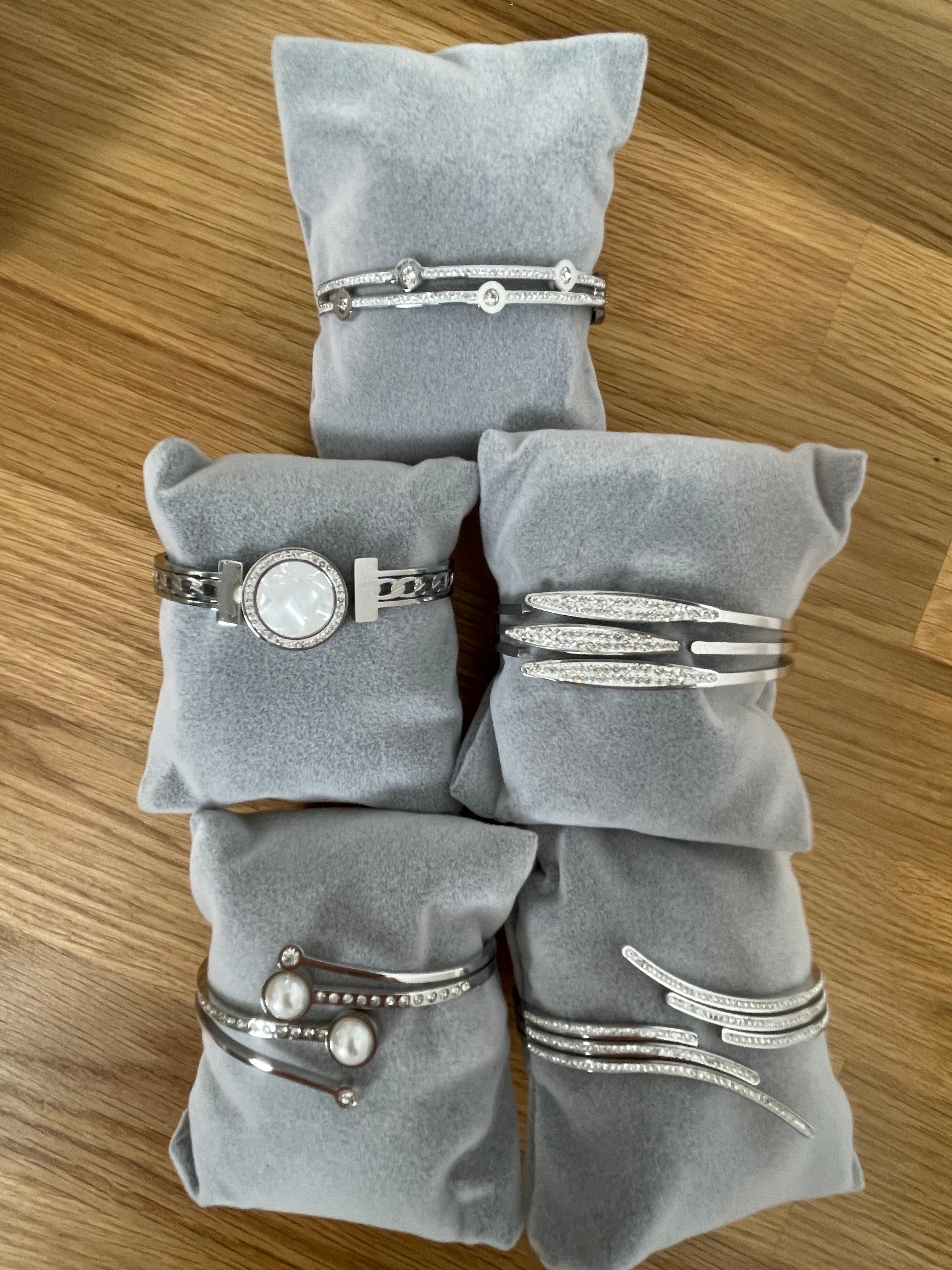 Verschiedene Damenarmreife aus Edelstahl mit Magnetverschluss, von oben fotografiert, in unterschiedlichen Motiven und Designs