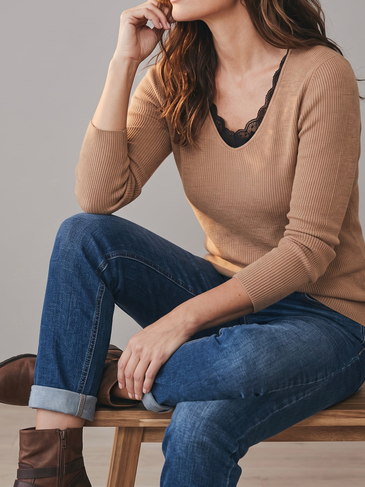 Feinstrick Pullover mit V - Ausschnitt und Rippstruktur in hellbraun