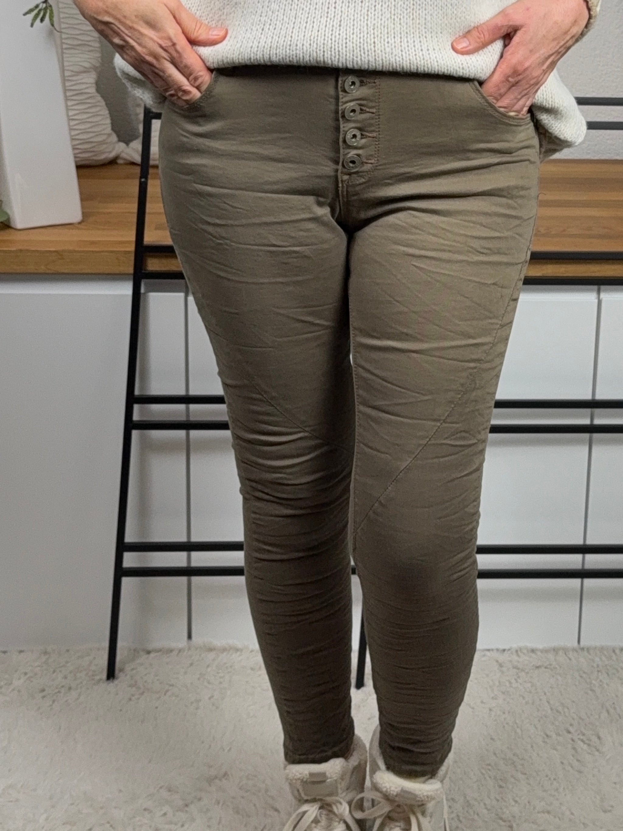 Damen - Jeans mit tollen Details Gr. 38 - 48 in olive - taupe