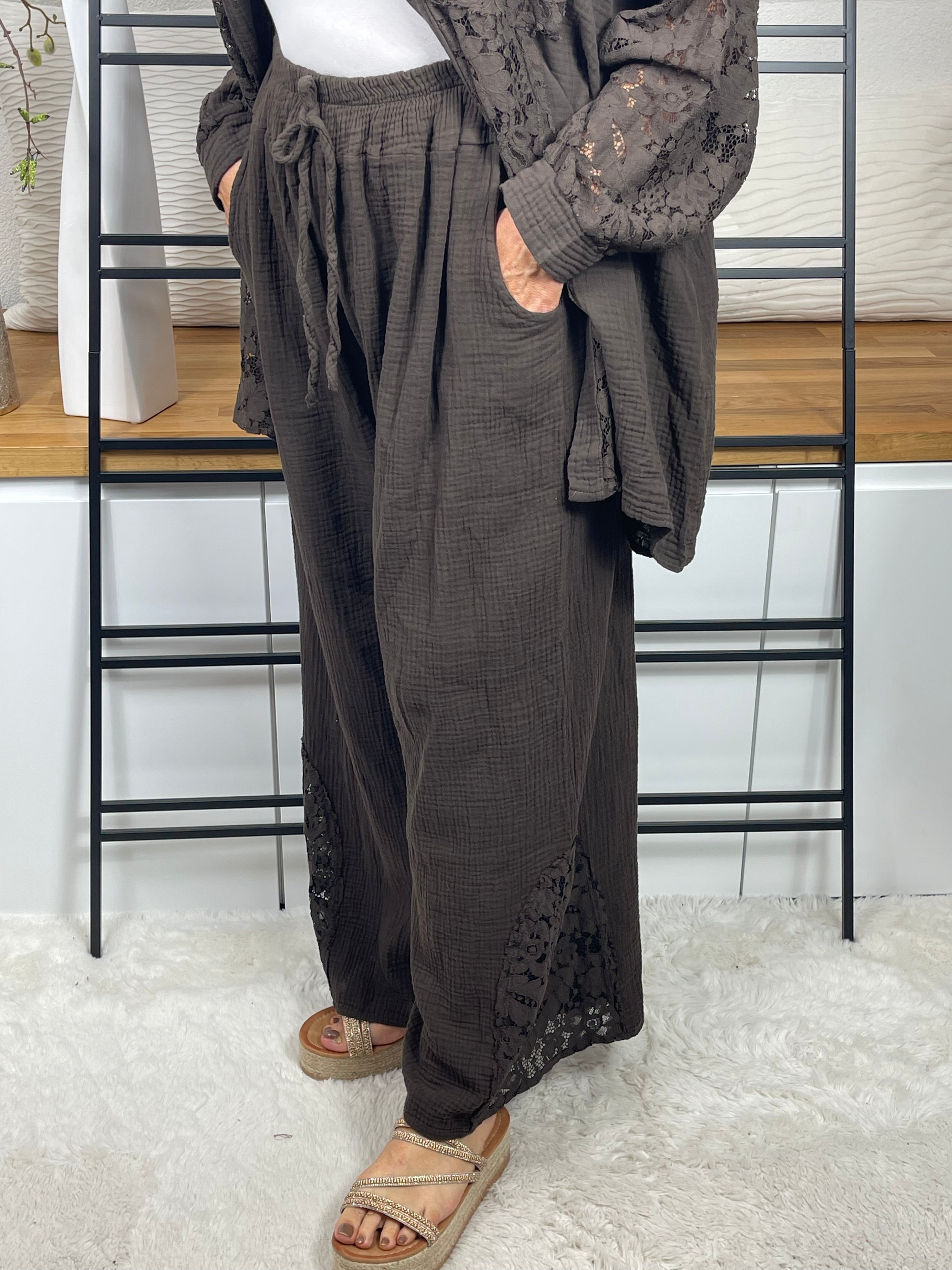 Elegante Damen - „Musselin“ Jogpant mit Spitze Einheitsgröße Gr. 44 - 50 in 3 Farben