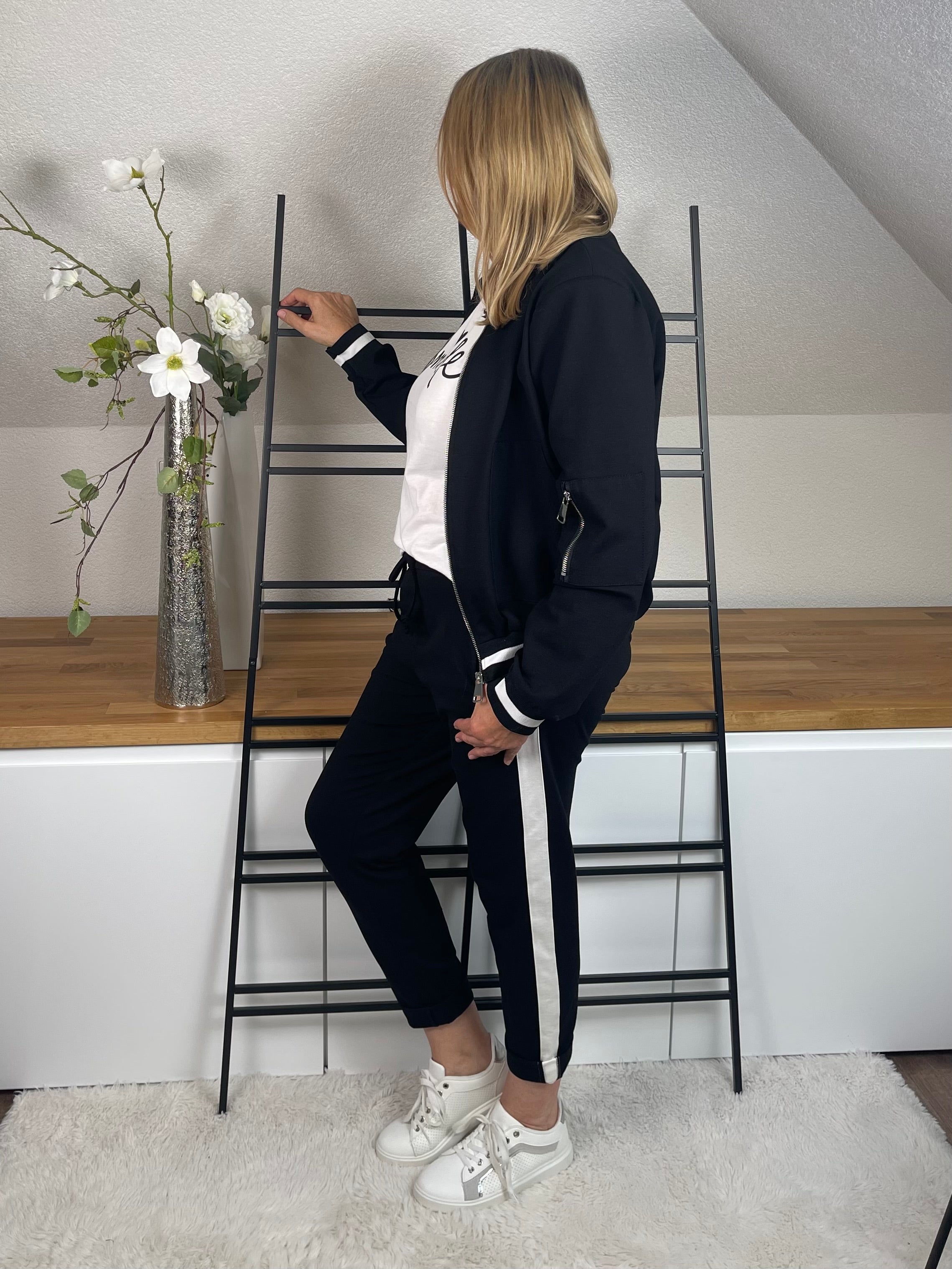 Damen - Blouson mit weißen Streifen- passend zum Hosenanzug „Tessa“ in schwarz