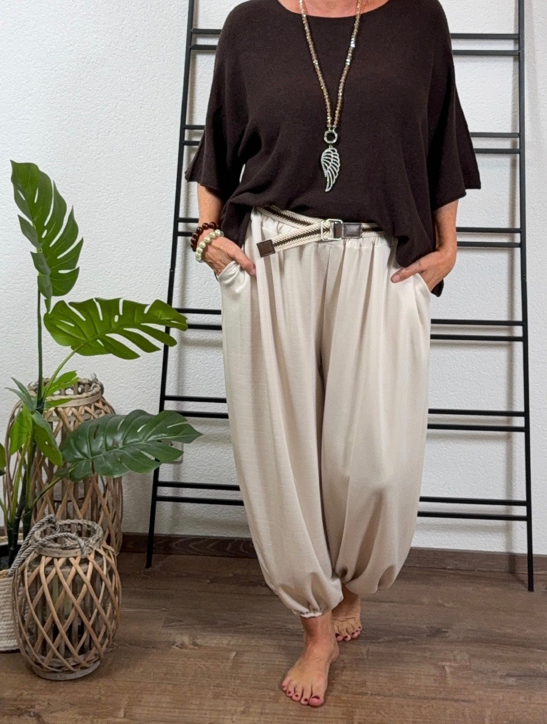 Elegante Ballonhose mit elastischem Bund und Gürtel in hellbeige