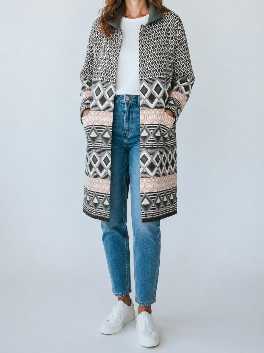 Warmer Strickmantel mit graphischem Muster in 2 Farben