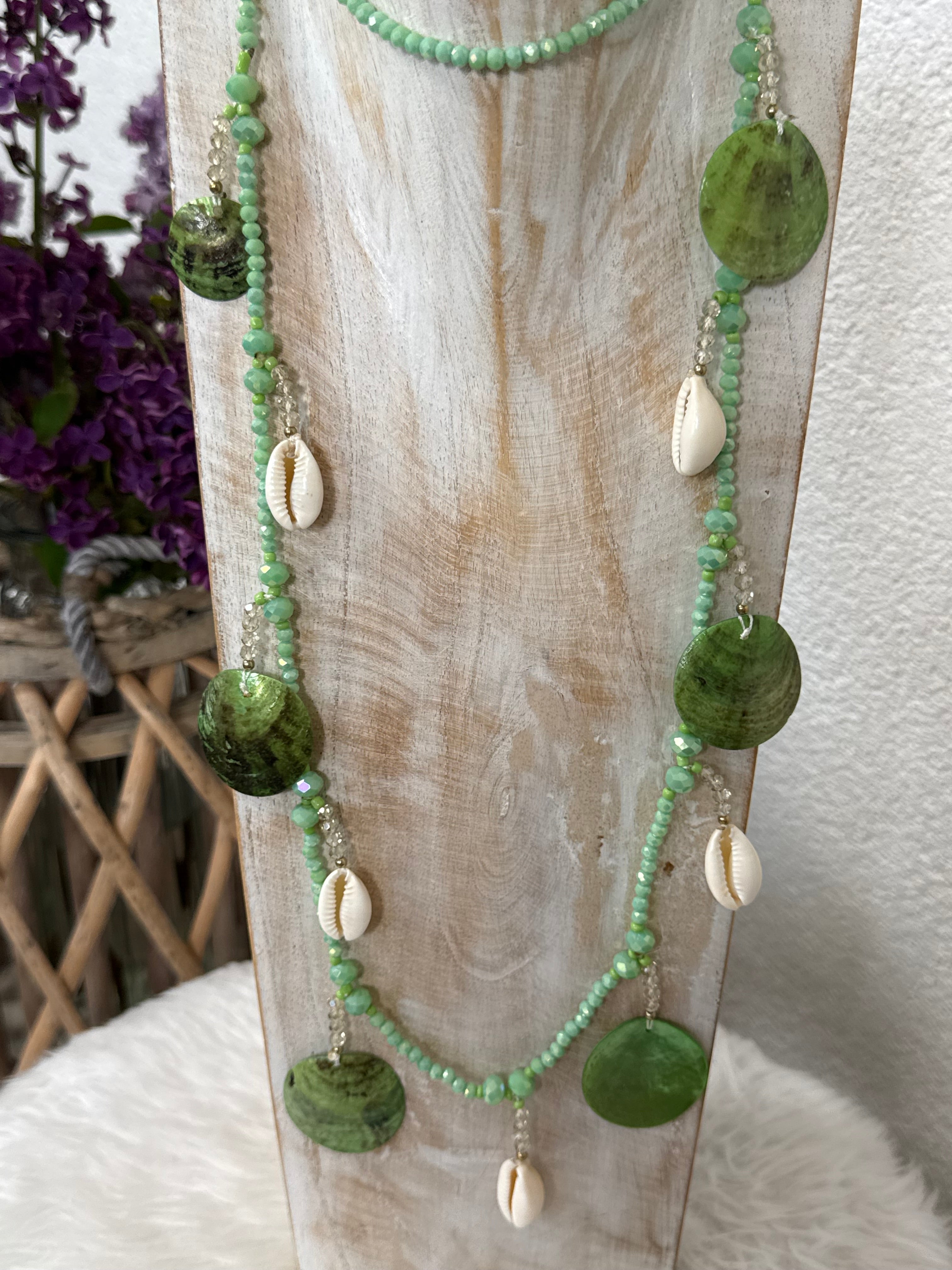 Lange maritime Kette „Perlen und Muscheln“ in 2 Farben
