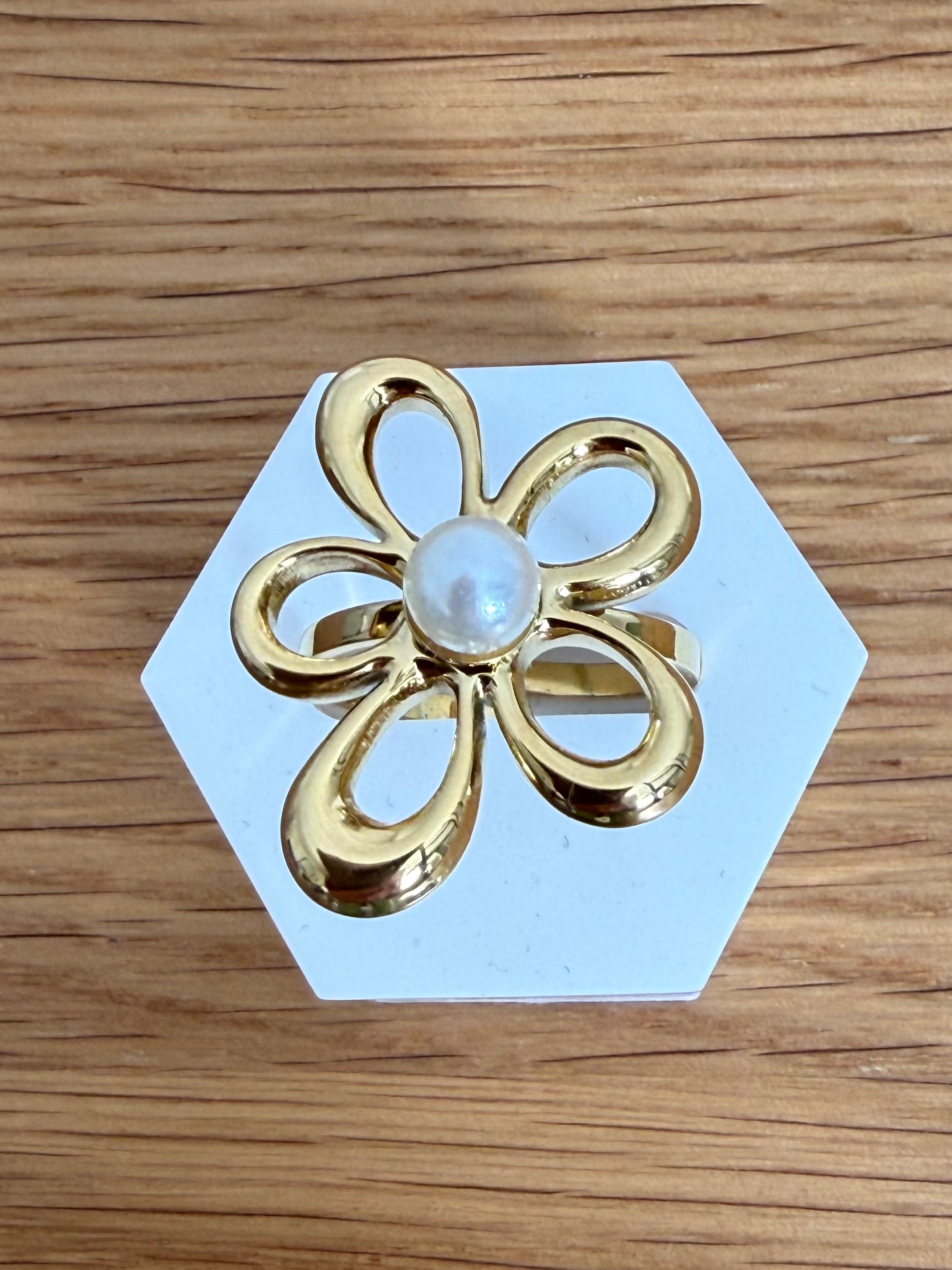 Großer Ring in Blütenform mit Perlmutt in gold