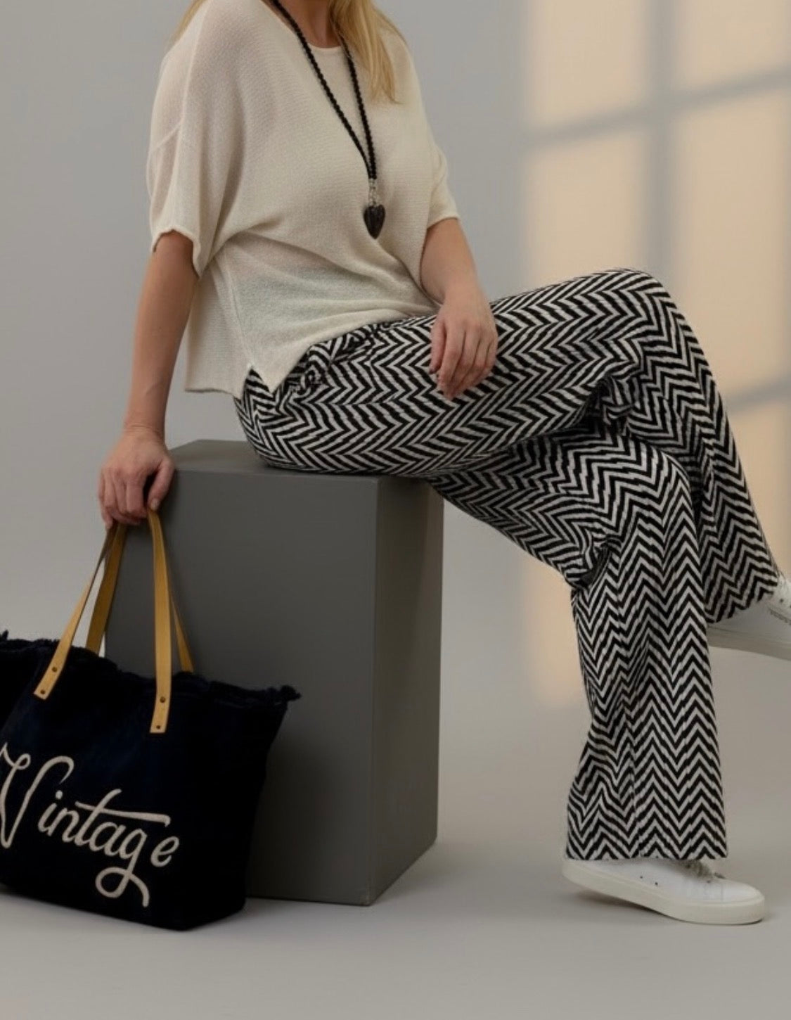 Elegante weite Hose mit elastischem Bund und Gürtel in schwarz - natur