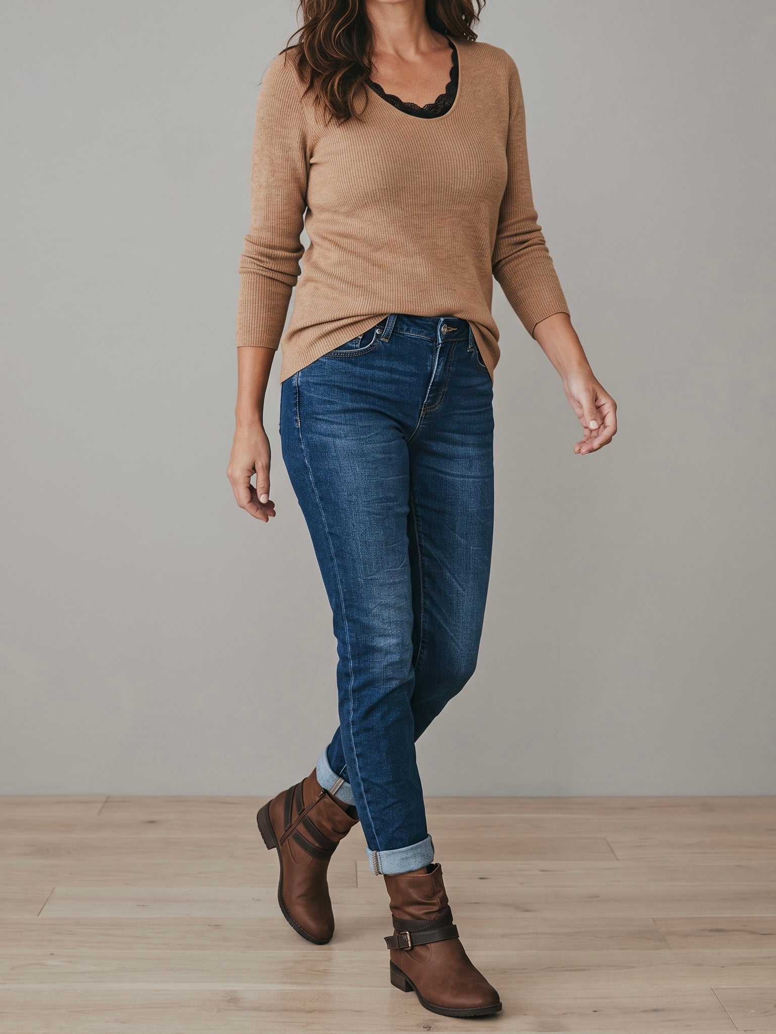 Feinstrick Pullover mit V - Ausschnitt und Rippstruktur in hellbraun