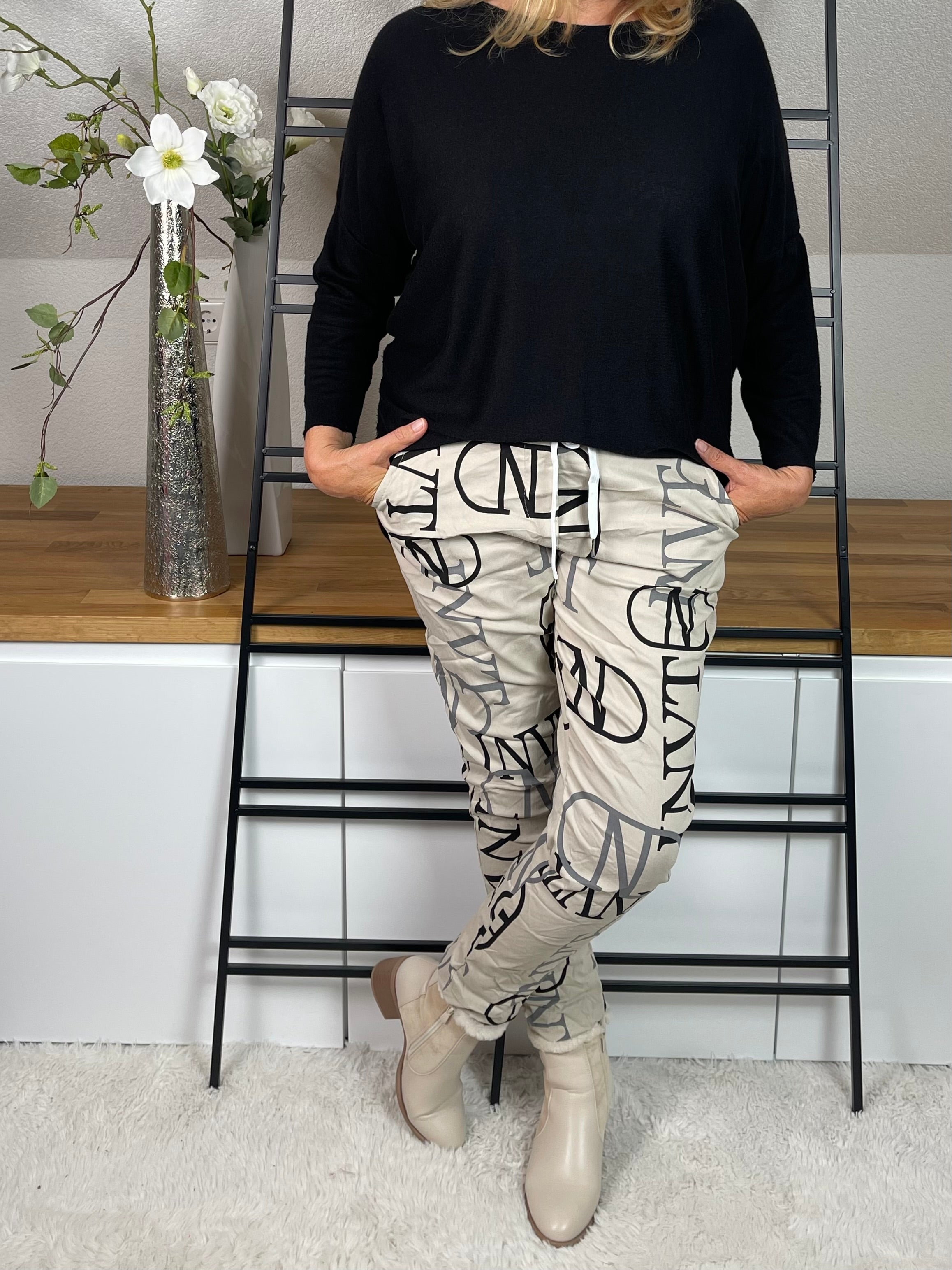 	•	Jogginghose mit Schriftzug
	•	JogPant mit Buchstaben
	•	Jogginghose mit Print
	•	Jogginghose mit Lettern
	•	Jogginghose bedruckt
	•	Bedruckte JogPant
	•	Jogginghose mit Text
	•	Jogger mit Schriftzug