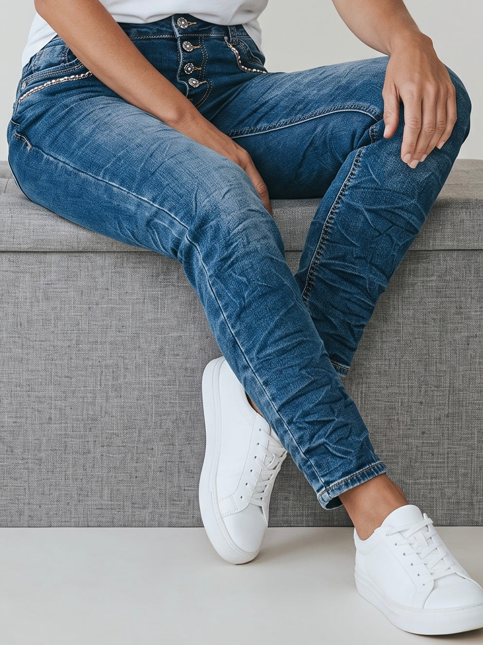 Jeans mit „Animal“ Verzierungen an den Taschen in blau