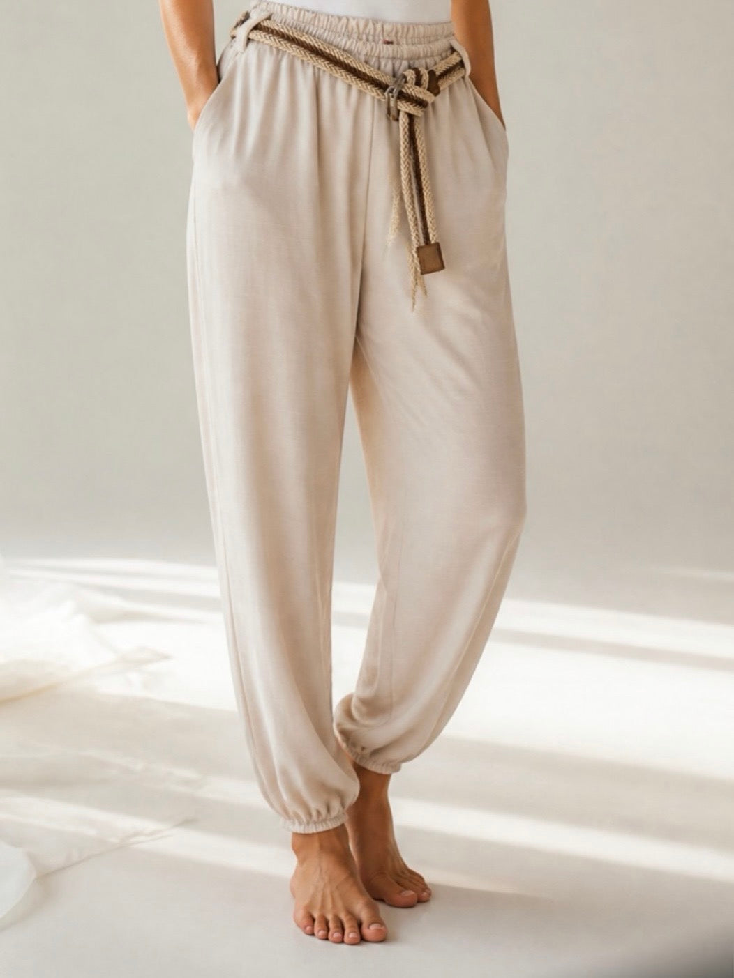 Elegante Haremshose mit Kordel und Gürtel in beige
