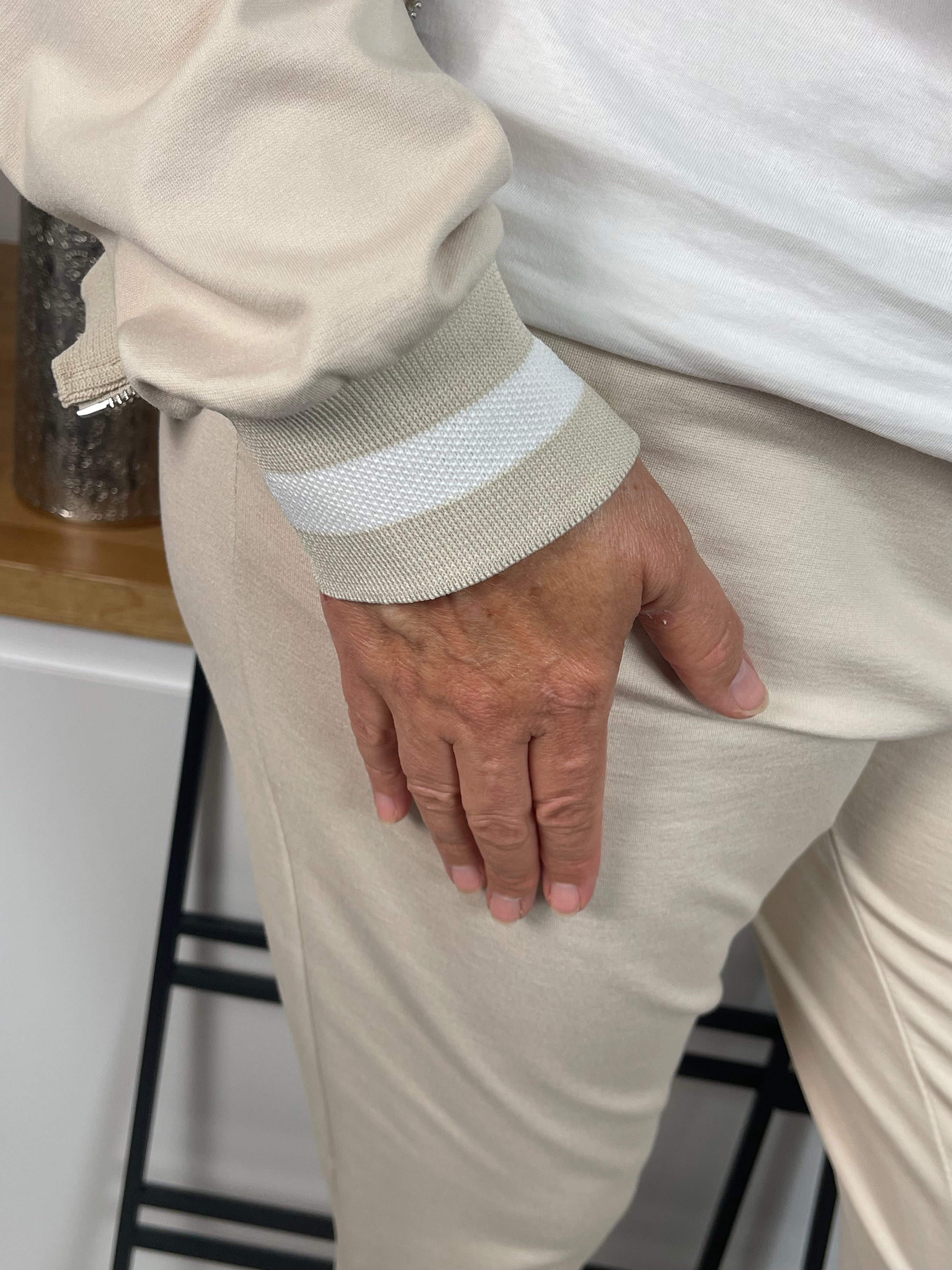 Damen - Blouson mit weißen Streifen - passend zum Hosenanzug „Tessa“ in hellbeige