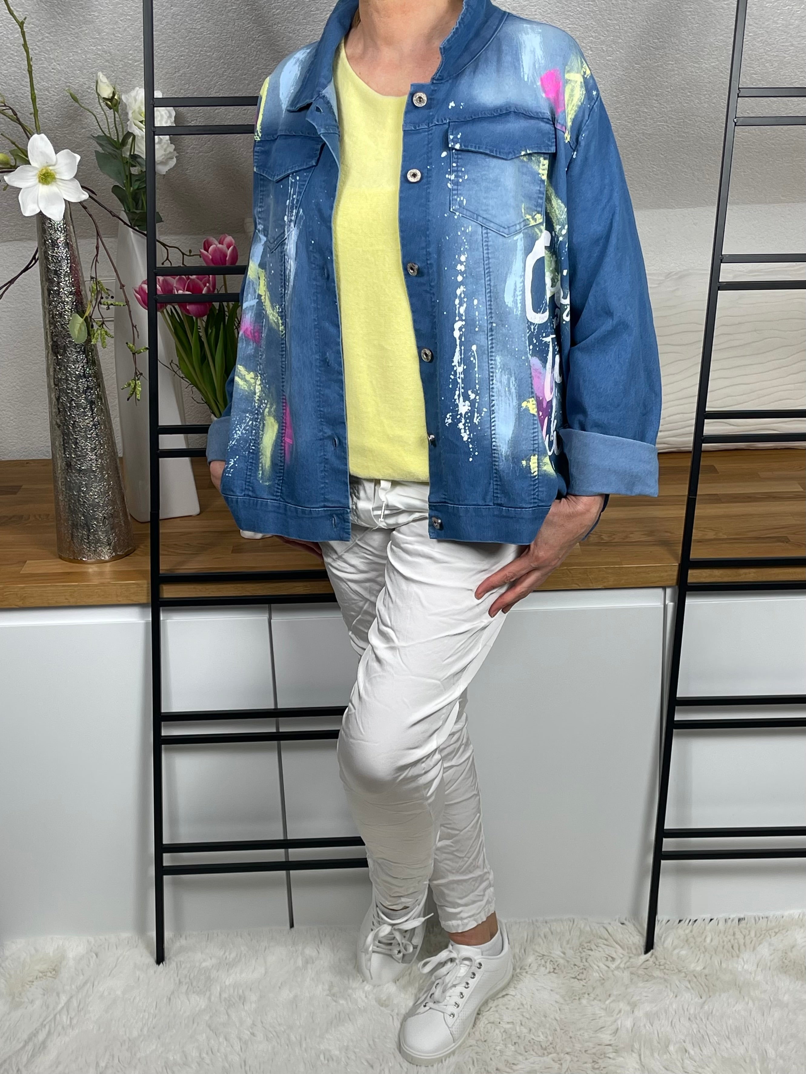!!!!KEINE RETOURE MÖGLICH!!!!Leichte Damen - Jeansjacke mit „ Special Print“ Einheitsgrösse Gr. 44 - 48 in blau - bunt