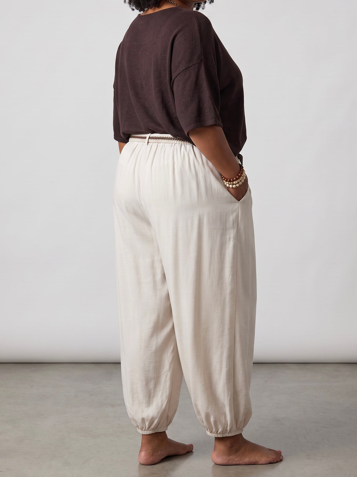 Elegante Ballonhose mit elastischem Bund und Gürtel in hellbeige