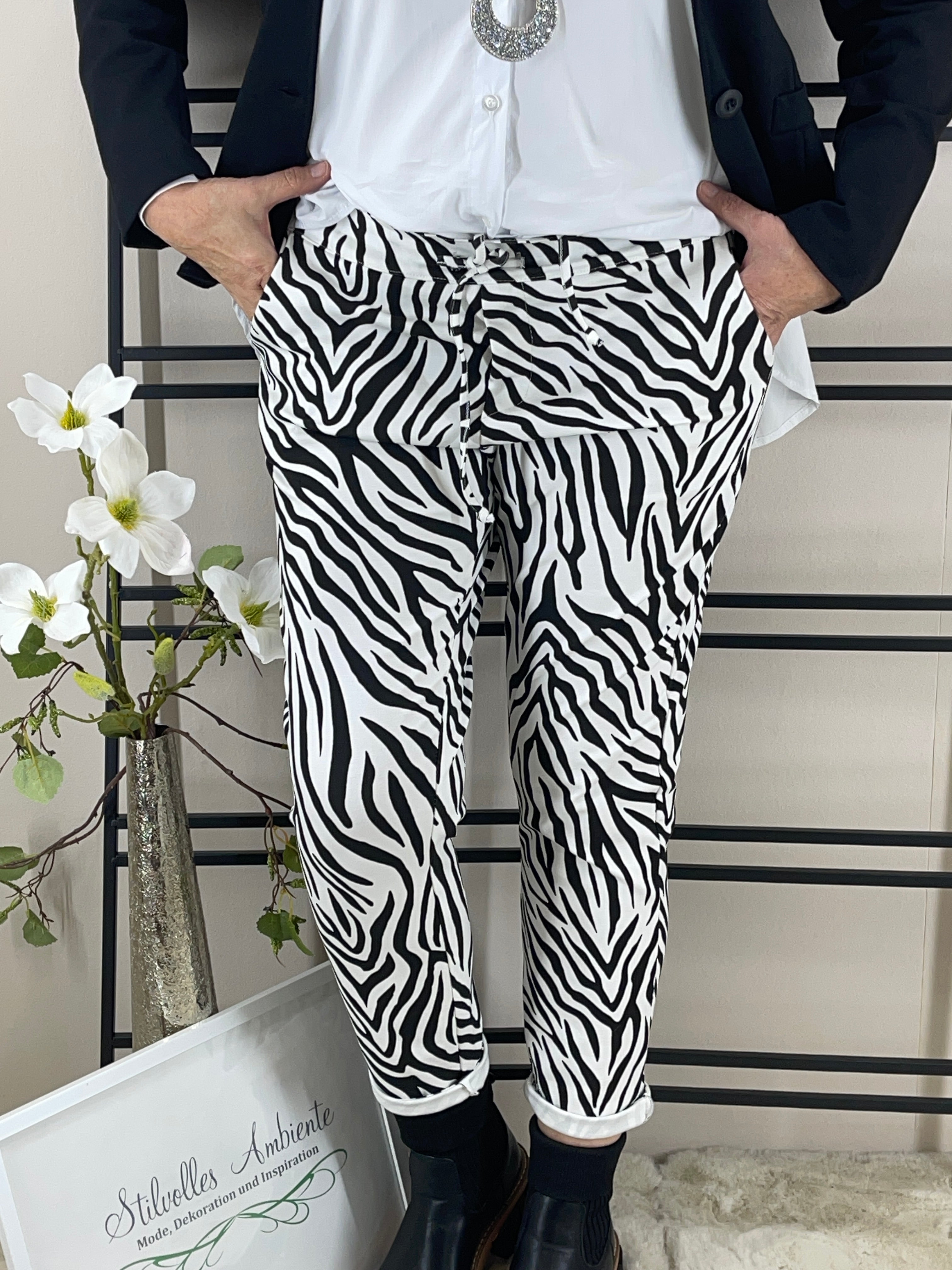 !!!!KEINE RETOURE MÖGLICH!!!! 
Jogpant Grösse 36 - 44/46 in weiß - schwarz