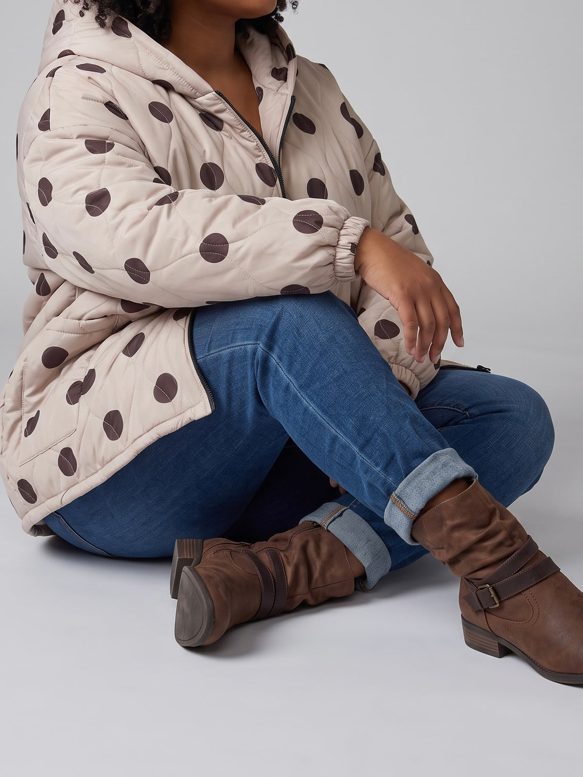 Warme Steppjacke mit Kapuze und „Punkten“ in 2 Farben