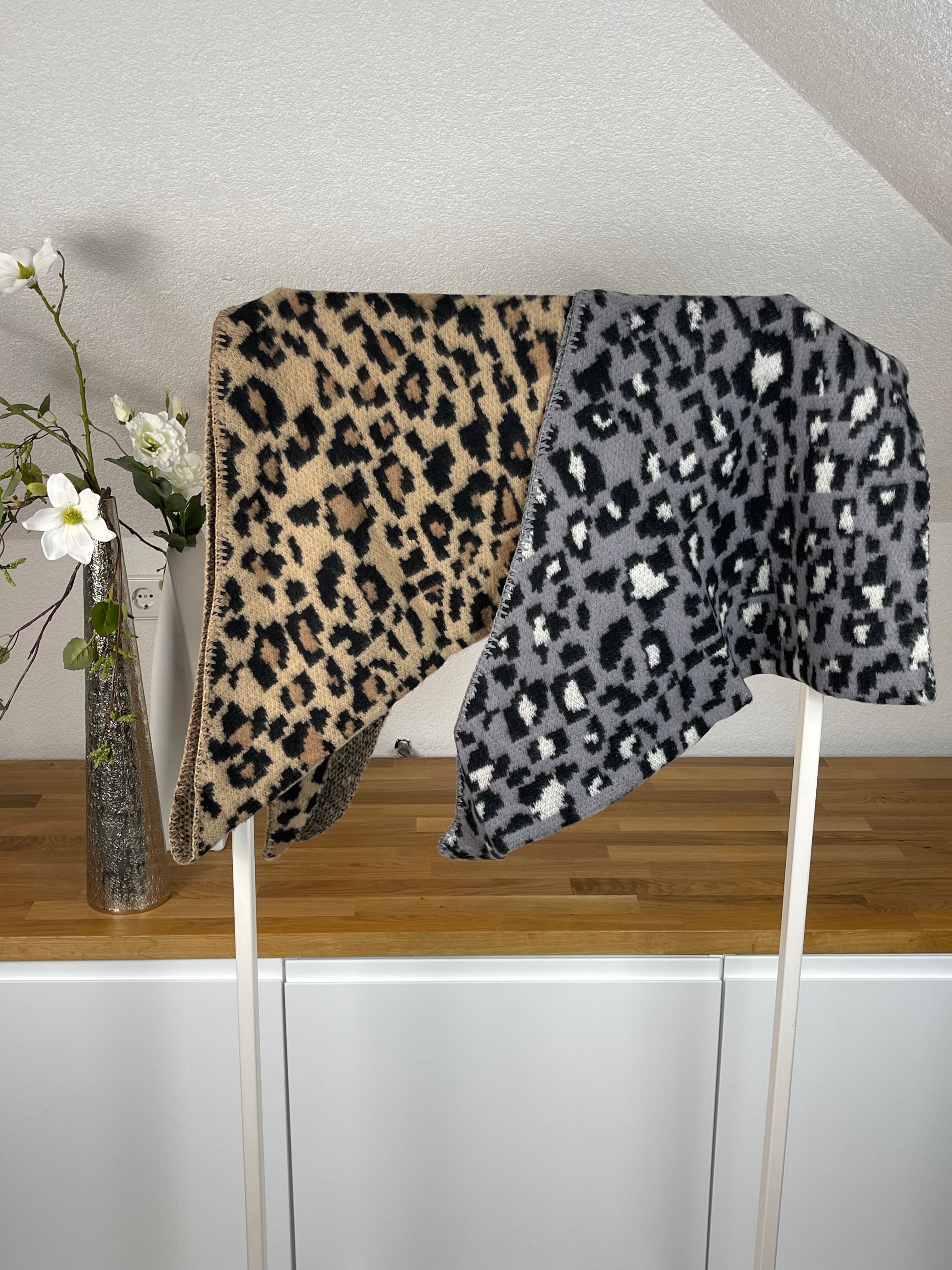 •	Modischer Dreiecksschal Animal Print                                                        •	Stylisches Dreieckstuch aus Viskose
•	Eleganter Dreiecksschal mit Leopardenmuster
•	Flauschiger Dreiecksschal für Damen
	•	Dreiecksschal aus weicher Viskose mit Tiermuste