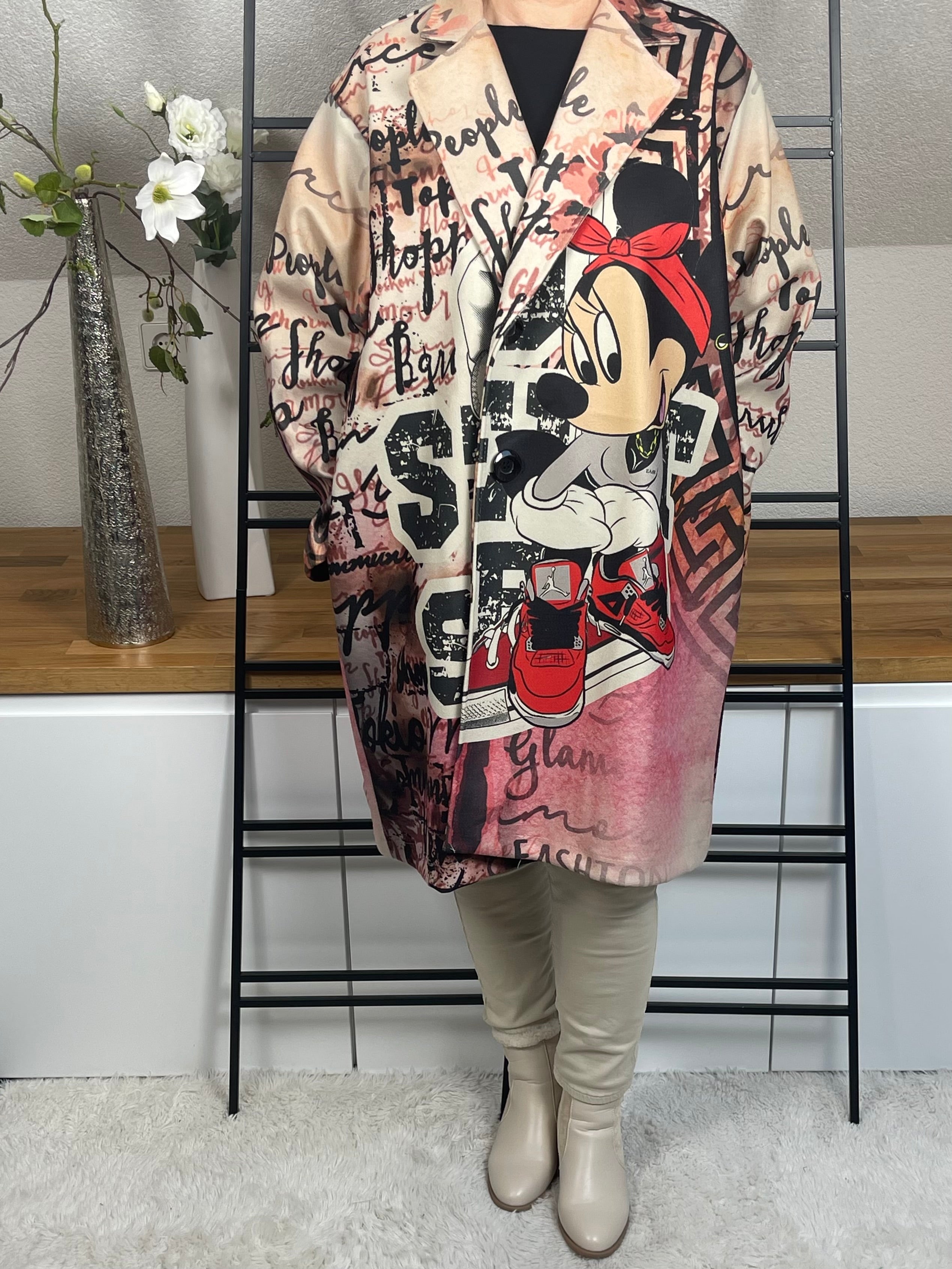 Frontansicht des „Mickey - Mouse“Oversize-Mantels aus Velour-Optik mit 50 % Wollanteil, buntem Mickey-Maus-Motiv, praktischen Taschen und schwarzen Knöpfen zum Schließen, in rot-bunt