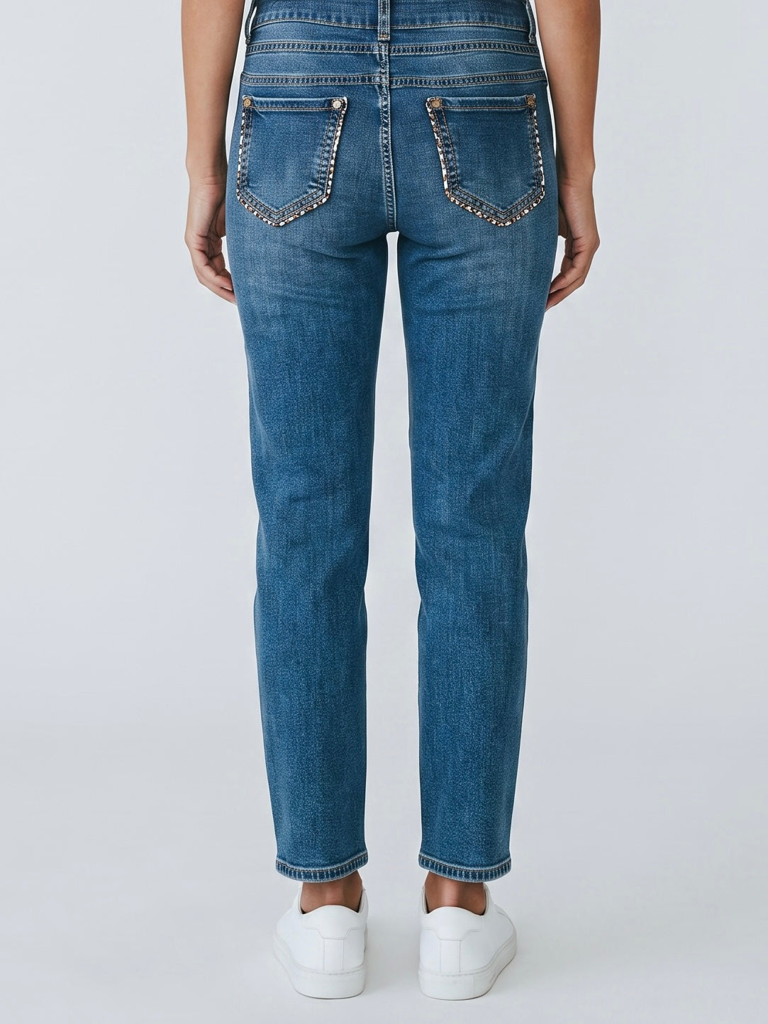 Jeans mit „Animal“ Verzierungen an den Taschen in blau