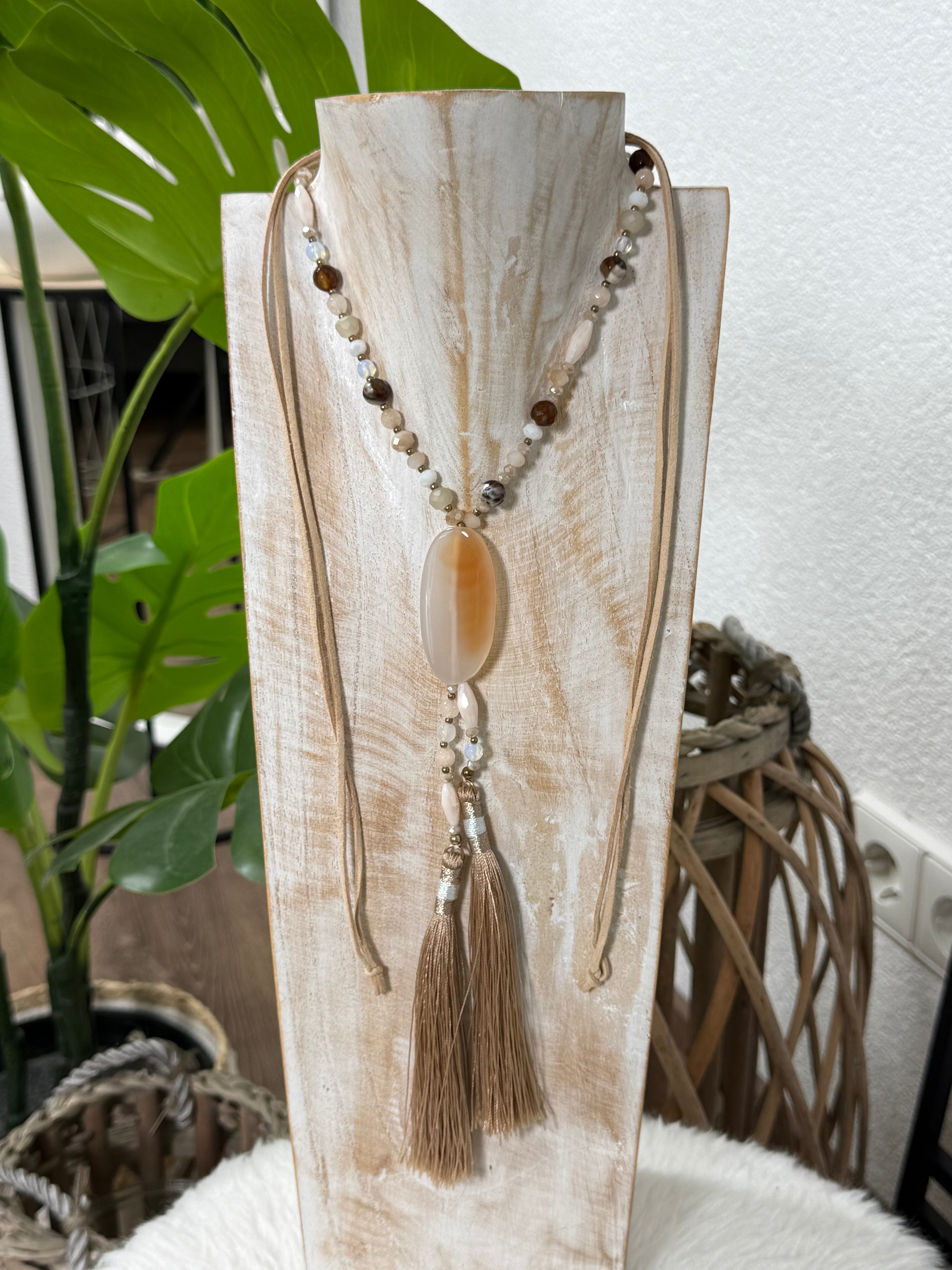 Lange „Statement“ Kette mit Kordel, Perlen und Quasten in naturfarben