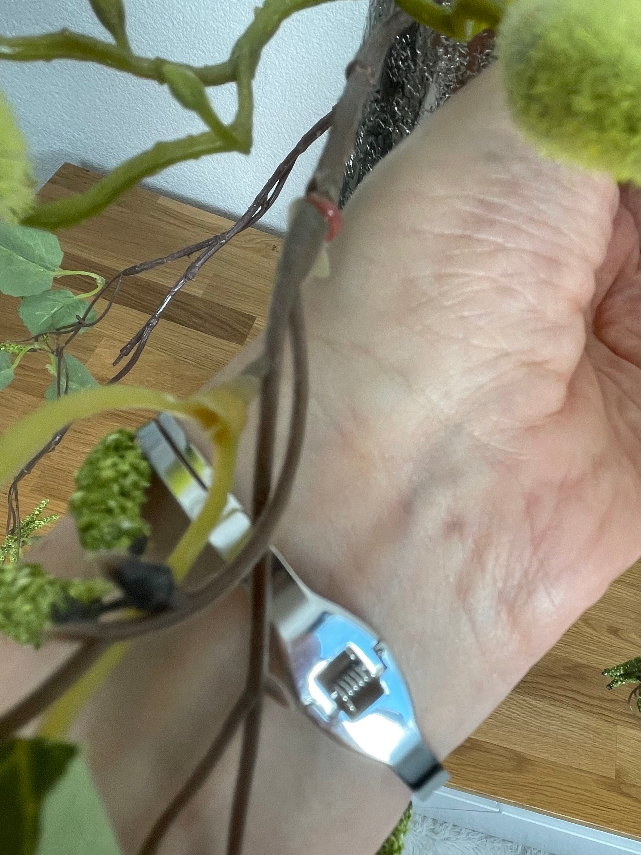 Damenarmreif aus Edelstahl mit Magnetverschluss, Ansicht von hinten, zeigt den praktischen Magnetverschluss und die flexible Passform