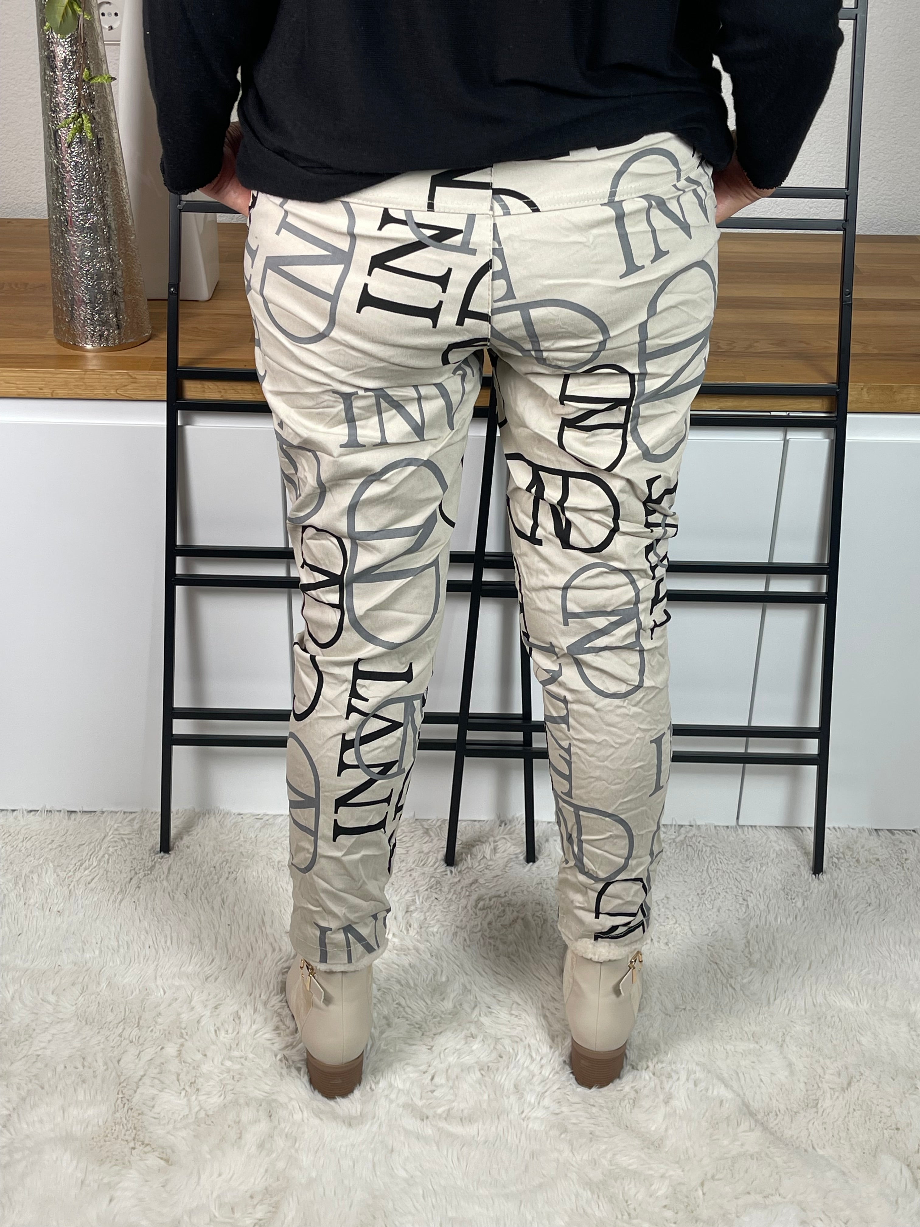 	•	Jogginghose mit Schriftzug
	•	JogPant mit Buchstaben
	•	Jogginghose mit Print
	•	Jogginghose mit Lettern
	•	Jogginghose bedruckt
	•	Bedruckte JogPant
	•	Jogginghose mit Text
	•	Jogger mit Schriftzug