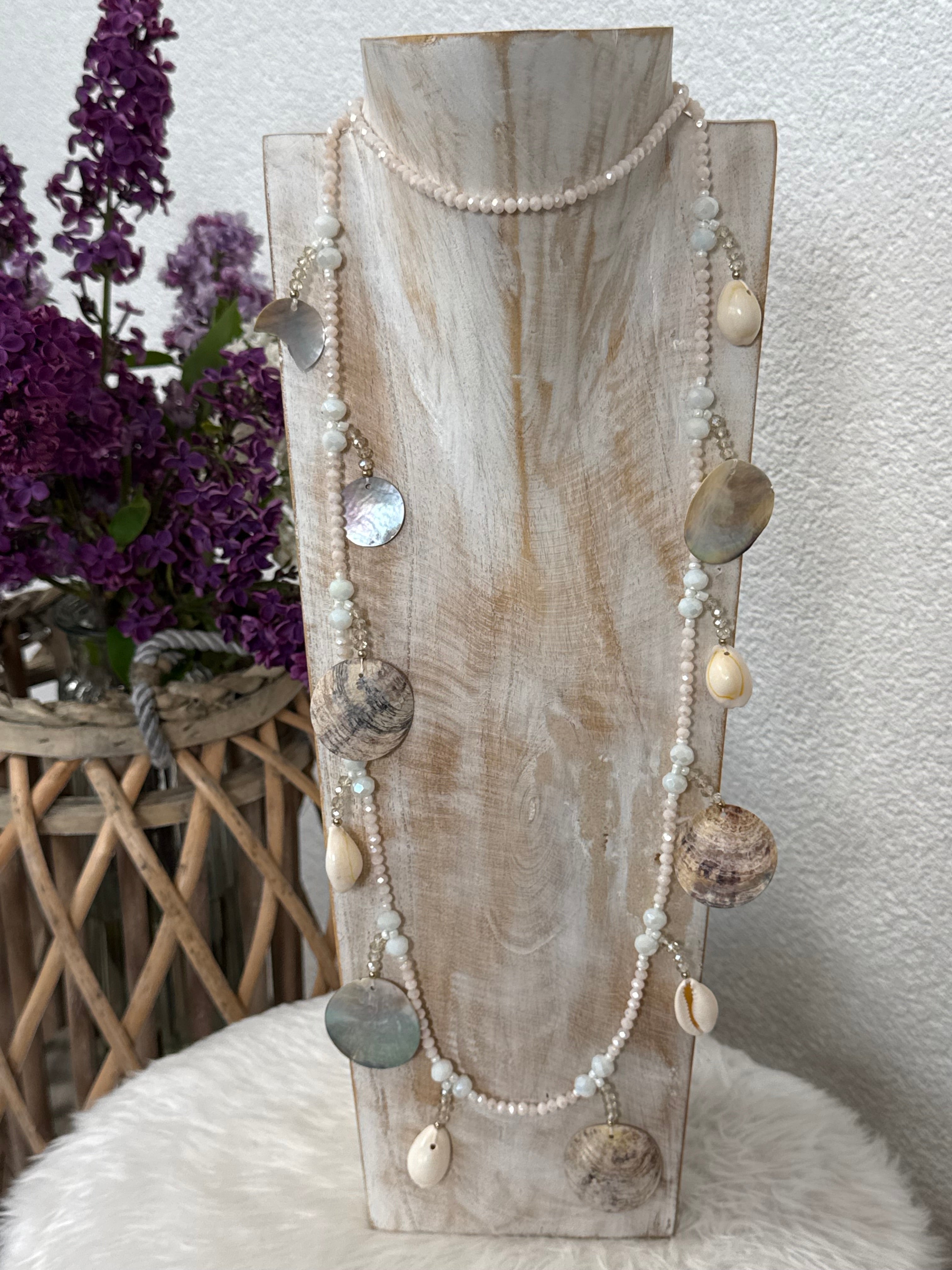 Lange maritime Kette „Perlen und Muscheln“ in 2 Farben