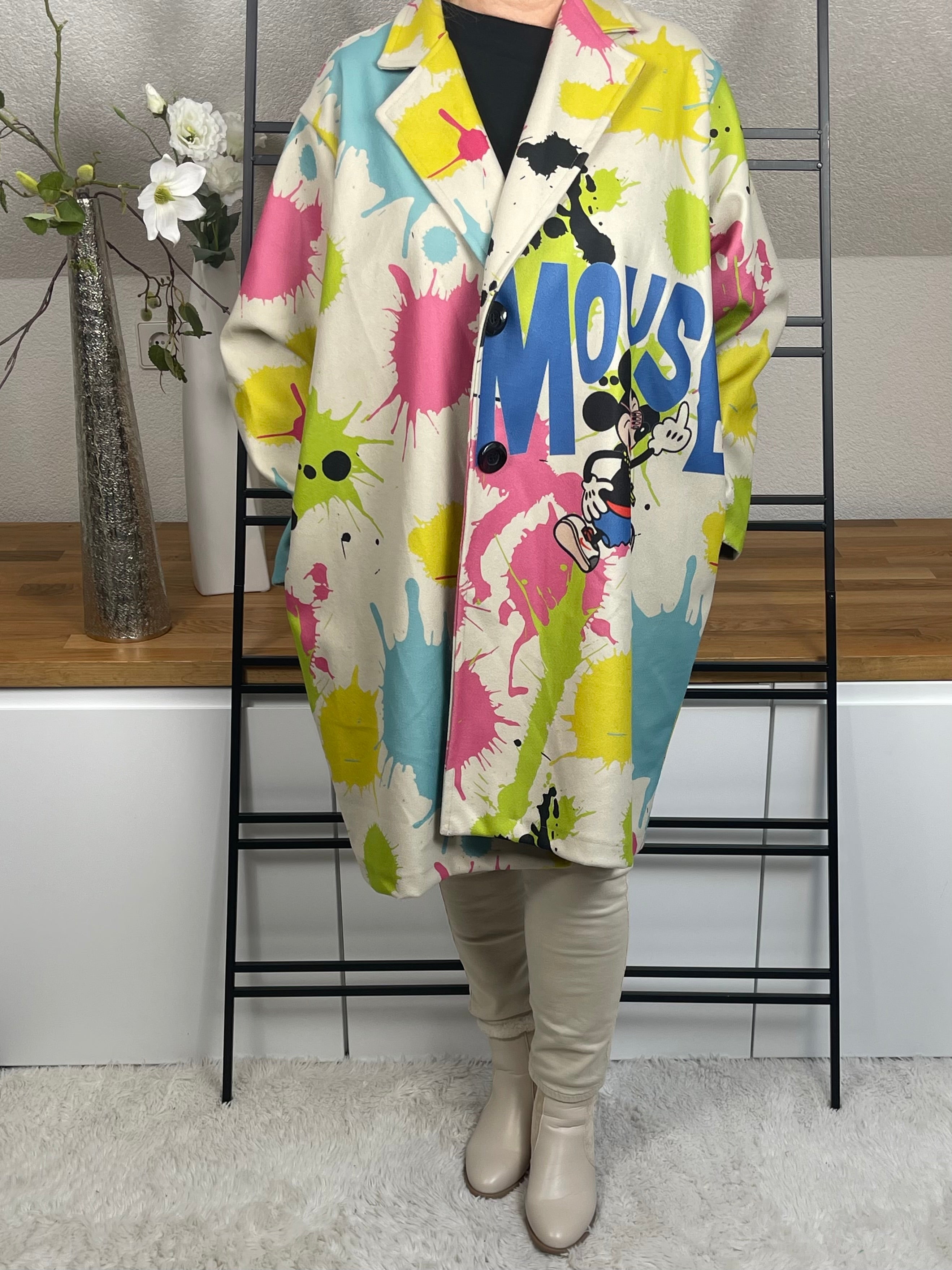 Frontansicht des „Mickey - Mouse“Oversize-Mantels aus Velour-Optik mit 50 % Wollanteil, buntem Mickey-Maus-Motiv, praktischen Taschen und schwarzen Knöpfen zum Schließen, in cremeweiß-bunt