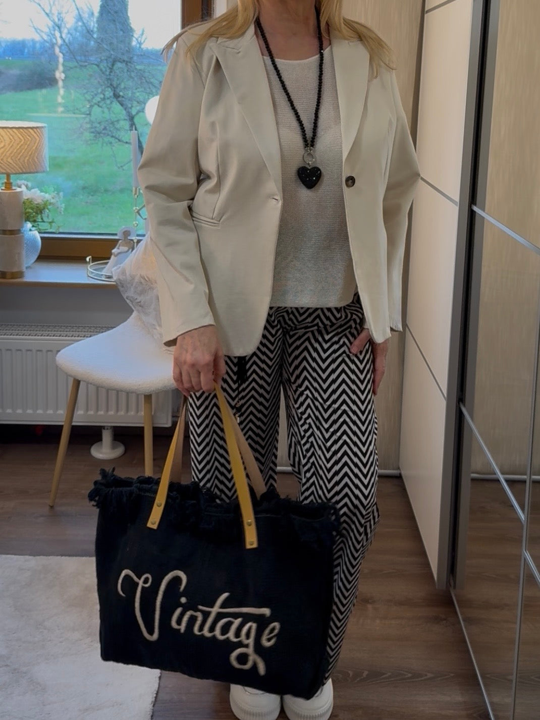 Leinen - Tasche  „Vintage“ handgestickt mit Lederhenkel