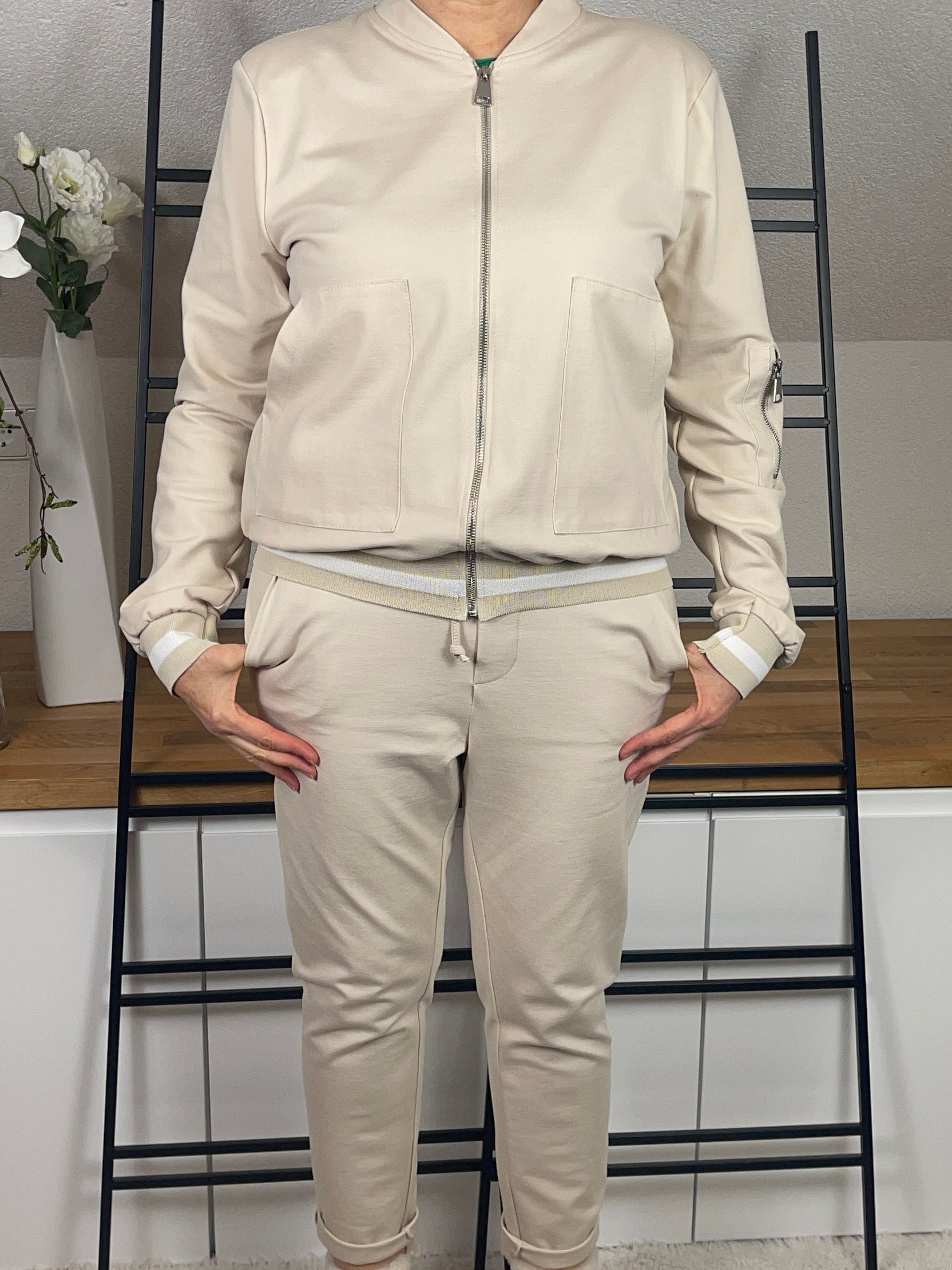 Damen - Blouson mit weißen Streifen - passend zum Hosenanzug „Tessa“ in hellbeige