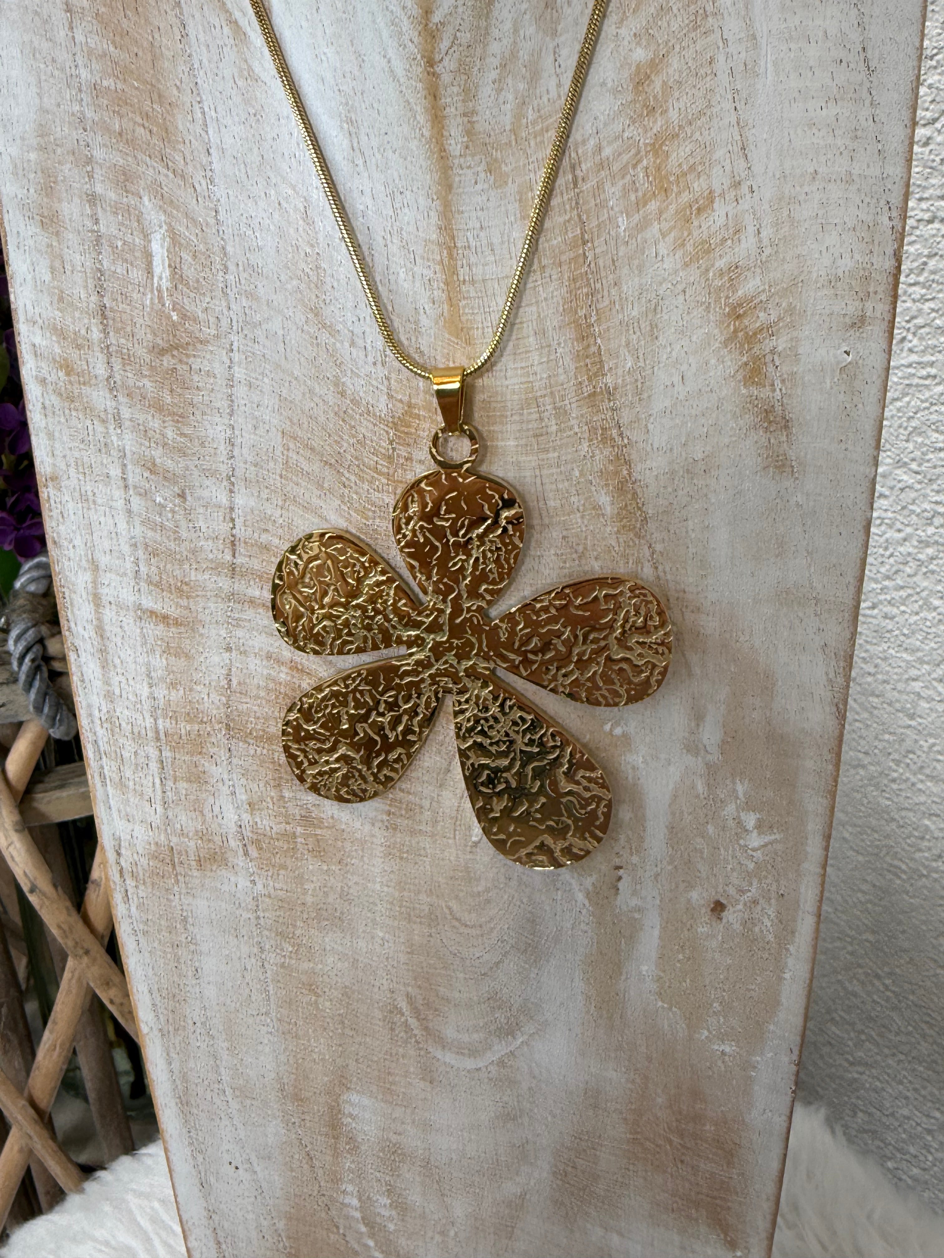 Lange Edelstahl - Kette „Blume“ in gold gehämmert