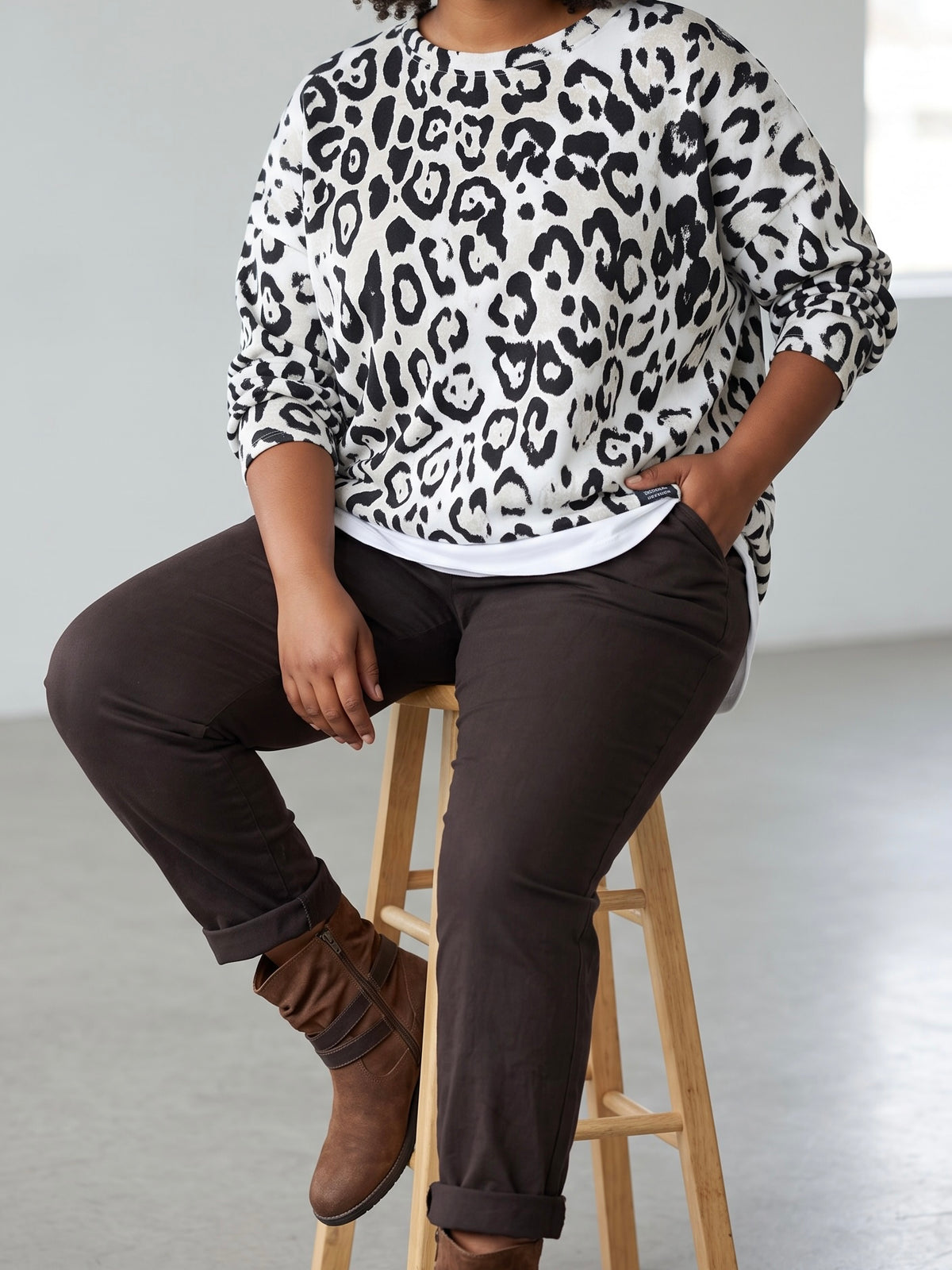 Sweater mit „Animal Print“ in weiß - schwarz