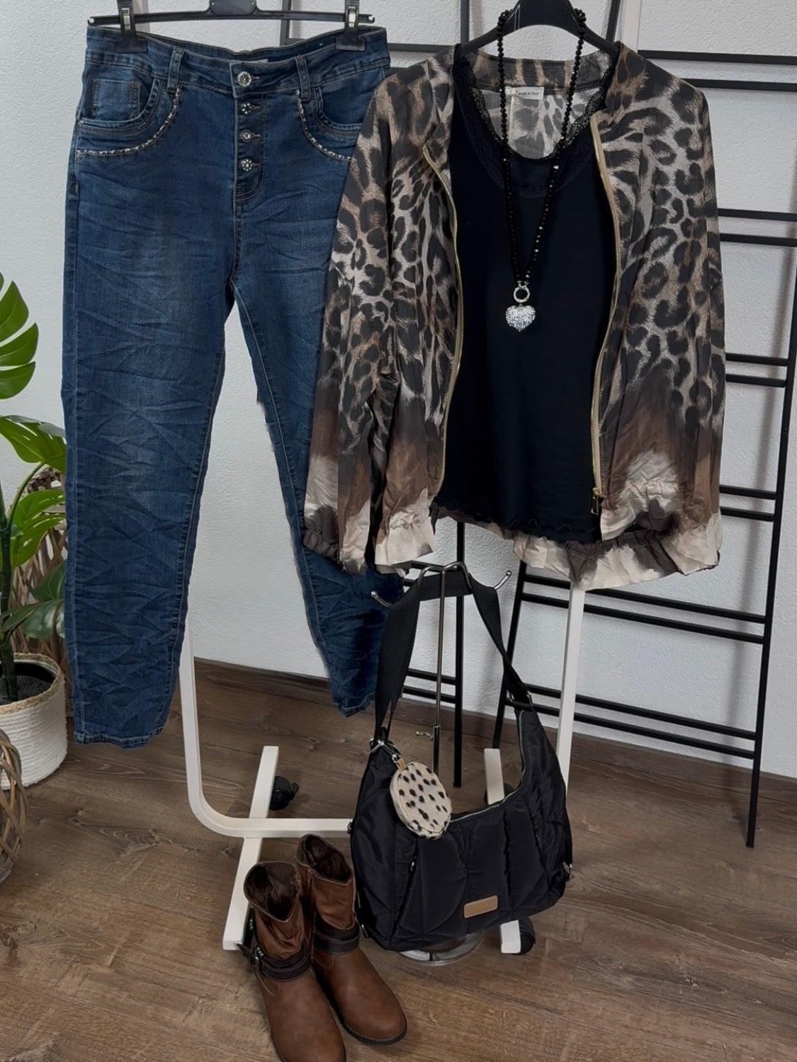 Jeans mit „Animal“ Verzierungen an den Taschen in blau