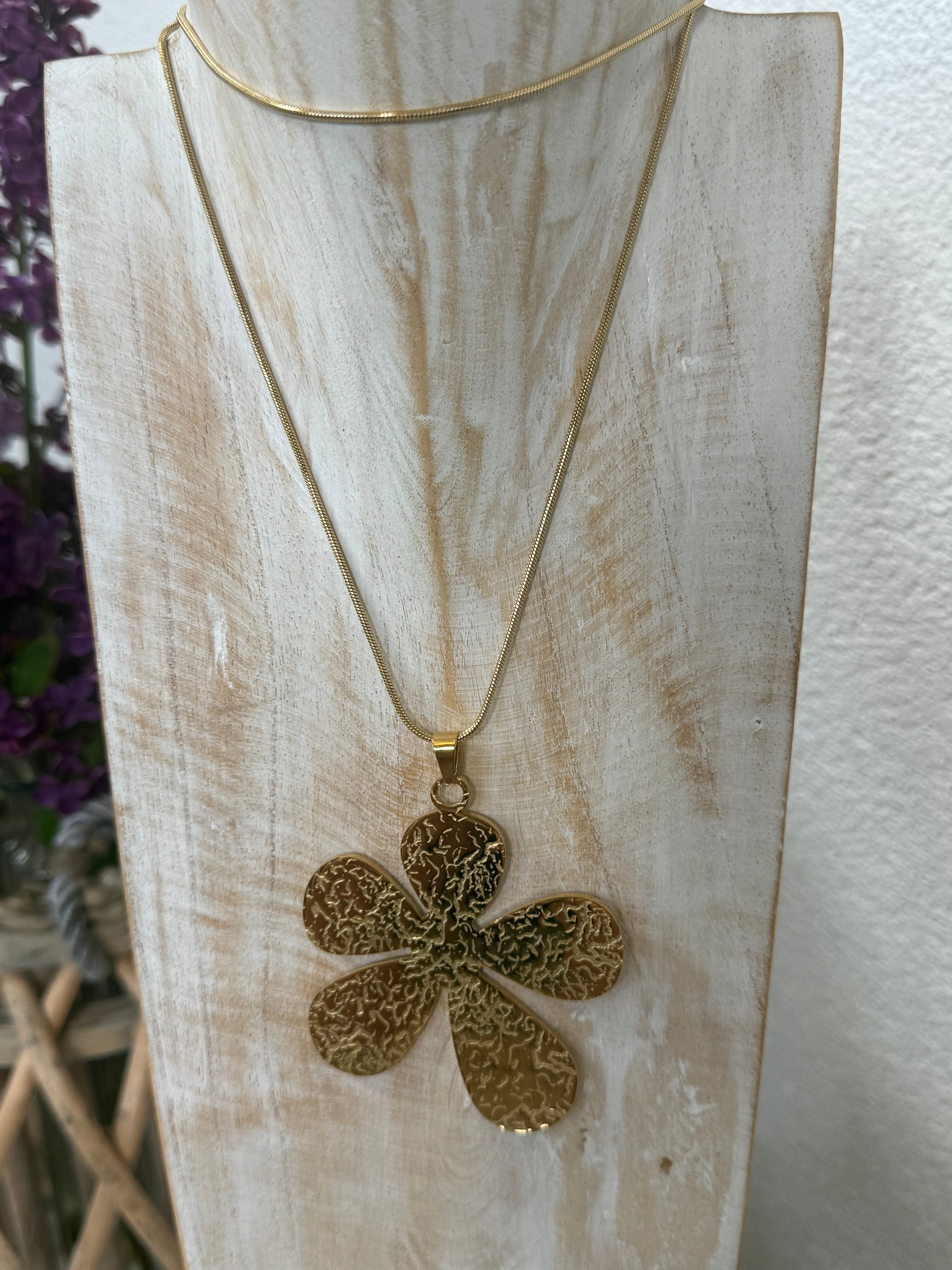 Lange Edelstahl - Kette „Blume“ in gold gehämmert