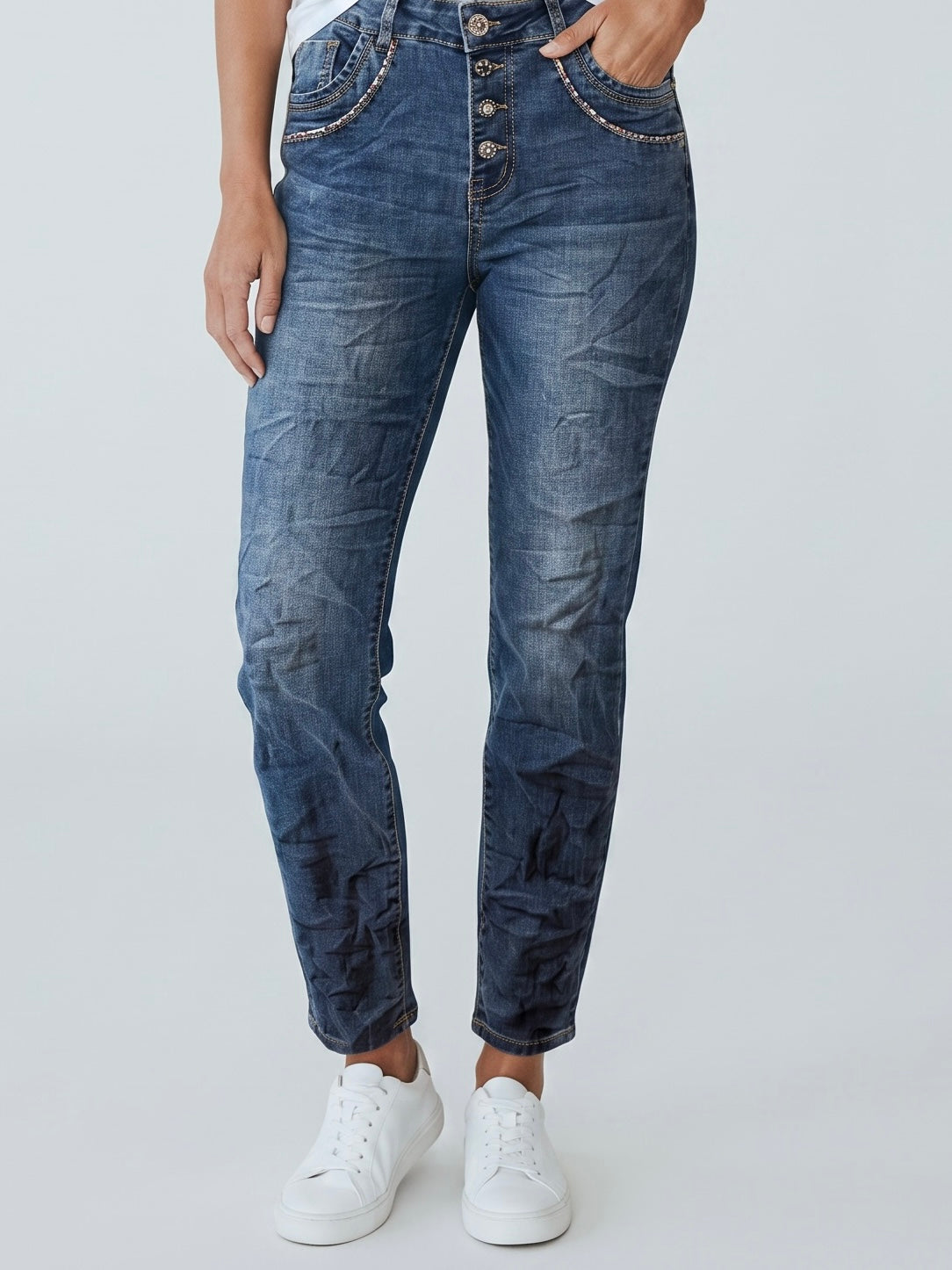 Jeans mit „Animal“ Verzierungen an den Taschen in blau