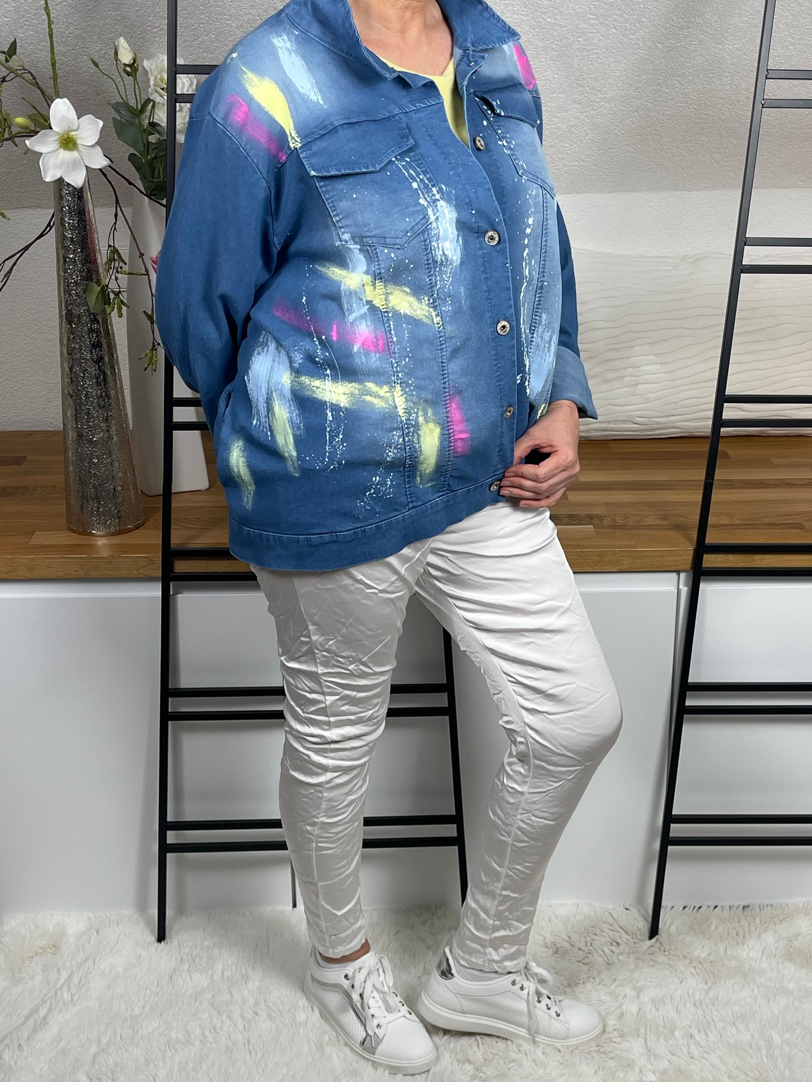 !!!!KEINE RETOURE MÖGLICH!!!!Leichte Damen - Jeansjacke mit „ Special Print“ Einheitsgrösse Gr. 44 - 48 in blau - bunt